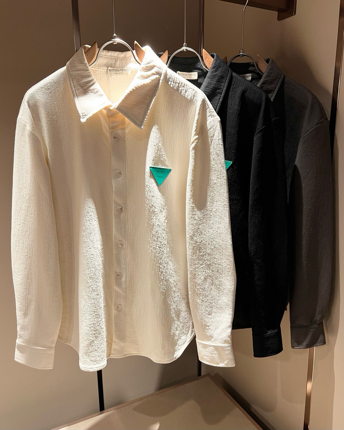 NO:549564,BottegaVene*a Bao*jia 2025 autumn and winter new men's shirt, this is the most powerful solid color high-quality fabric so far this year!  !  !  Leather design with logo pattern!  These alone are enough to beat the ordinary styles on the market. BV is really going to be fully powered this year!  Botte**Veneta 2025 autumn and winter series, orders from Taiwan trading companies, and available in Hong Kong Lane Crawford. The unique design style is simple and elegant. Nowadays, only the original single trading company dares to make many colors that match the counter to meet all the matching needs of men!  !  The details are in place and are reflected in the natural light. You can see this at a glance and instantly improve the texture of the clothes. And the fabric of this clothes took 6 months!  !  !  Size M-3XL, bottega veneta, bottega veneta, alexander wang19860909BottegaVene*a宝*嘉 2025秋冬新款男士衬衣,,这是今年目前为止最牛批的一款纯色高品质面料！！！衣身logo图案皮革设计！光是这些就足够吊打市面上那些一般的款式了,BV今年是真的要火力全开了！Botte**Veneta 2025秋冬系列,来自台湾贸易公司的订单,香港连卡佛也有售.独特的设计风格简约大气,这年头也只有原单贸易公司才敢做出足以匹敌专柜的诸多颜色来,满足一切男士的搭配需求！！细节到位自然光下体现的淋漓尽致.这个您入手一目了然,瞬间提升了衣服的质感.并且此款衣服面料,耗时6个月！！！尺码 M-3XL,,bottega veneta,bottega veneta,alexander wang,Men's clothing