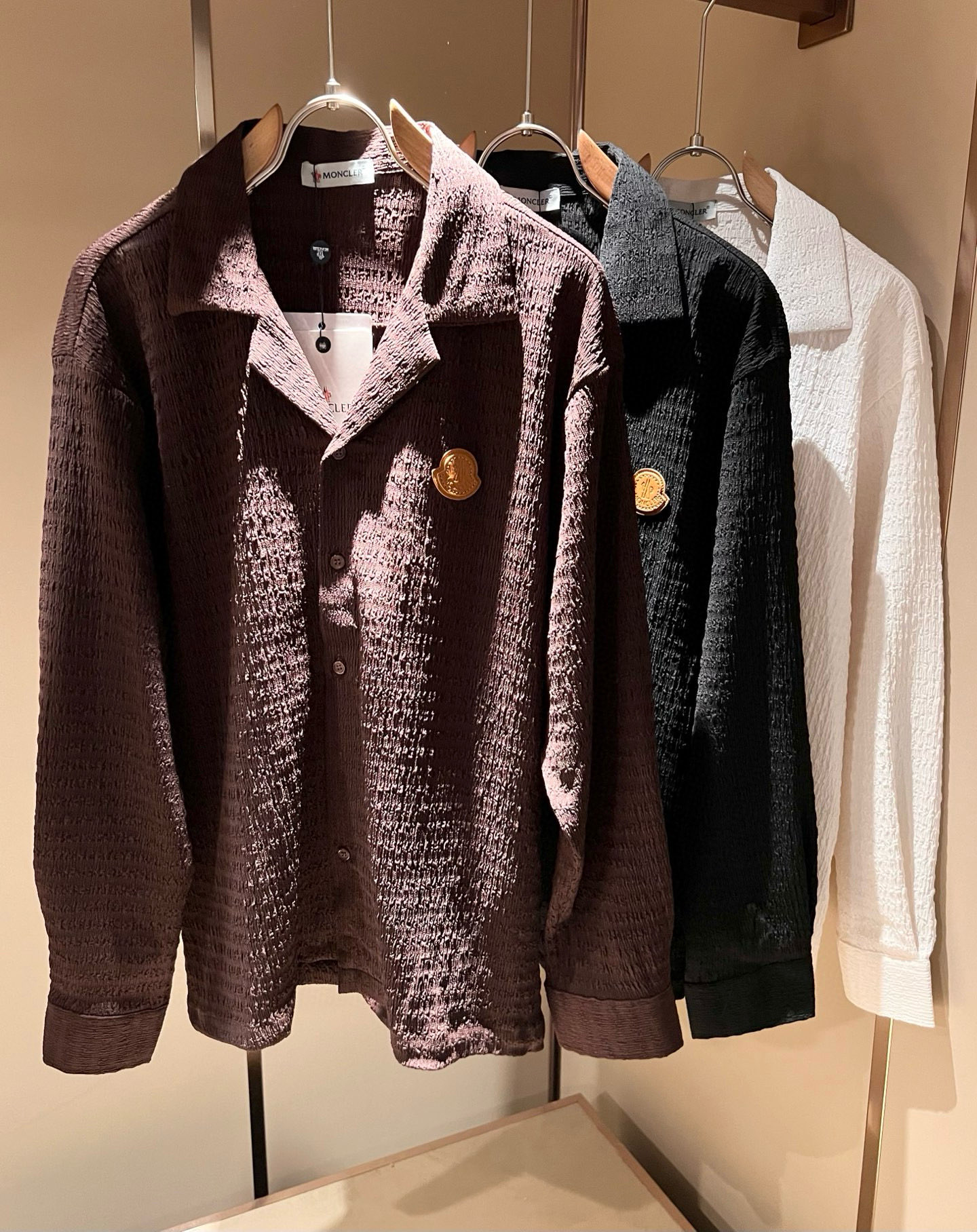 NO:549559,MON Meng**kou 2025 autumn new men's original single men's long-sleeved shirt, trading company goods, and the official website is released simultaneously!  This type of basic items is a must-see every season, and is supplied with imported polyester fiber fabrics!  Comfort and breathability are both comfortable and breathable, with full overall visual value, and a logo badge on the chest!  A single item with extremely high dressing rate!  Standard style and tailoring, comfortable stretching, and unrestrained exercise!  The lapel design meets the needs of simple styles, while having strong practical wearability, high-end, atmospheric and high-end!  Universal and versatile model. Size M-3XL, alexander wang19860909MON蒙**口2025秋季新款男士原单男士长袖衬衣,贸易公司货,官网同步发售！此类型的基础单品是每季必出现的,客供进口聚酯纤维面料！舒适性与透气性兼备,整体视觉值满分,胸前logo徽章修饰！穿搭率极高的单品！版型剪裁标准,伸展舒适,运动无拘束！翻领的设计在满足简约的风格上的需求同时,实穿性强,高端大气上档次！ 万能百搭款.尺码M-3XL,,alexander wang,Men's clothing