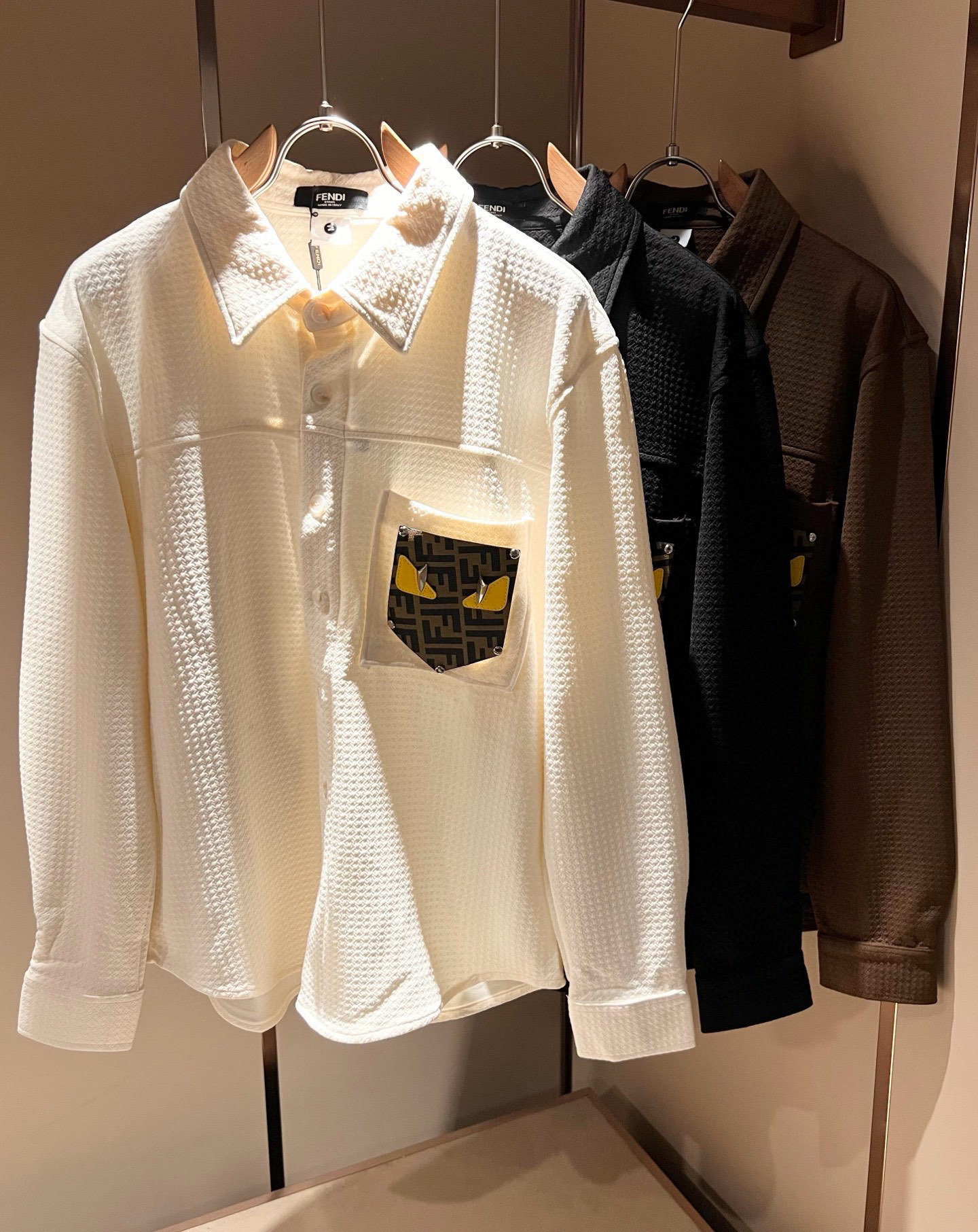 NO:549573,FEN*DI FEN*DI 2025 autumn new men's long-sleeved shirt, trendy light luxury new product debut, original single replica product, high-end quality, highest version in the market, Milan fashion designer model, sneak peek, exclusive on-stock; chest leather logo pattern modification!  Customer-supplied original pure cotton fabric!  The same style for men and women!  The upper body effect is excellent, and the comfortable and close body show your temperament!  Code number M-3xL, fendi, fendi, alexander wang19860909FEN*DI芬迪 2025秋季新款男士长袖衬衣,潮流轻奢新品登场 原单复刻产物 高端品质 市场最高版本 米兰时装设计师款 先睹为快,独家现货发售；胸前皮革logo图案修饰！客供原版纯棉面料！男女同款！上身效果超赞,舒适贴身彰显气质！码数M-3xL,,fendi,fendi,alexander wang,Men's clothing