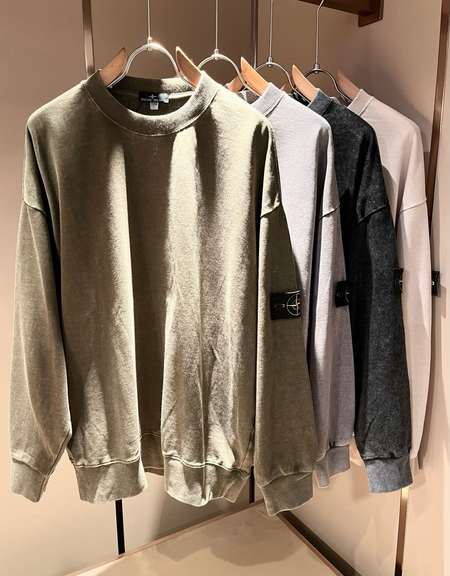 NO:549567,StoneIsland 2025 autumn and winter new styles of old men and women's same sweatshirts, the latest design elements of the brand!  Neither monotonous nor complicated, it shows taste just right!  Custom imported pure cotton fabrics are provided for customers!  The unique high-end three-dimensional feeling of the fabric presents a simple and elegant temperament!  Sleeve logo badge decoration!  Full of fashionable logo elements design!  Full three-dimensional! Standard cutting design!  Every detail is a synchronized with high-end fashion. Size: M-4XL, hoodie, sweatshirts, alexander wang19860909StoneIsland 石头岛2025秋冬新款做旧男女同款卫衣,品牌最新设计元素！既不单调也不复杂,恰到好处的展现品味！客供定制进口纯棉面料！面料独具的高奢立体感呈现简约优雅气质！袖子logo徽章修饰！满满的时尚logo元素设计！饱满立体!标准裁剪设计！每一处细节都是与高端时尚同步的体现. 尺码:M-4XL,,hoodie,sweatshirts,alexander wang,Men's clothing