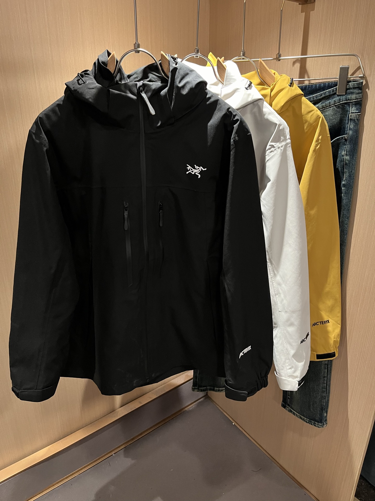 NO:550784,ARCTER *  In addition to its considerable attainments in style design, the most obvious or best thing is that it has deeper unique insights and attainments in fabrics. Through continuous structural research and problem solving, it is characterized by unique research on fabrics. These alone are enough to support it to become one of the leading new logo brand images in the clothing manufacturing industry. This model is made of quick-drying fabric!  Through precision workmanship, the hand feels smooth and soft, and it has both natural beauty and comfort. The large body shape is simple and clean, and the fabric shows a different hazy structural beauty. It is exclusively customized by opening a mold. The fabric tests the skills of the workers and can be smooth and compliant without wrinkles!  Logo pattern laminated design on the chest!  It really tests the handicrafts of each master!  It makes the whole thing clean and neat, without leaving a trace of thread. Nowadays, the neutrality that is pursued in life is also more refined in life!  Size S-5XL,arc'teryx,jackets & coats,jackets & coats,alexander wang19860909ARCTER*X始*祖鸟 2025秋冬新款男女同款夹克外套,户外品牌可能大家第一想到的就是加拿大鹅、始祖鸟.给人一种标签试的感觉！除了在款式设计上颇有造诣之外,最明显或者说最为拿手的,应该就是在面料上的拥有更深独特见解跟造诣了.通过不断地结构研究和问题处理,在以面料独特研究为特征,仅凭这些就已经足以支撑其成为服装制造行业中,首屈可数的新标志品牌形象.此款采用速干面料材质！通过精工手感细滑柔软,同时兼具自然美感跟舒适度.大身上版型裁剪简洁干净,面料上显现出了不一样朦胧的结构性美感来.独家开模定制而成,面料及其考验工人的技术,能做到平整服帖又不起皱！胸前logo图案压胶设计！真的是很考验每位师傅的手工制作！使得整体干净利索,不留一丝线头.现在对于生活有所追求的中性也在生活中更为精致！尺码S-5XL,arc'teryx,jackets & coats,jackets & coats,alexander wang,Men's clothing