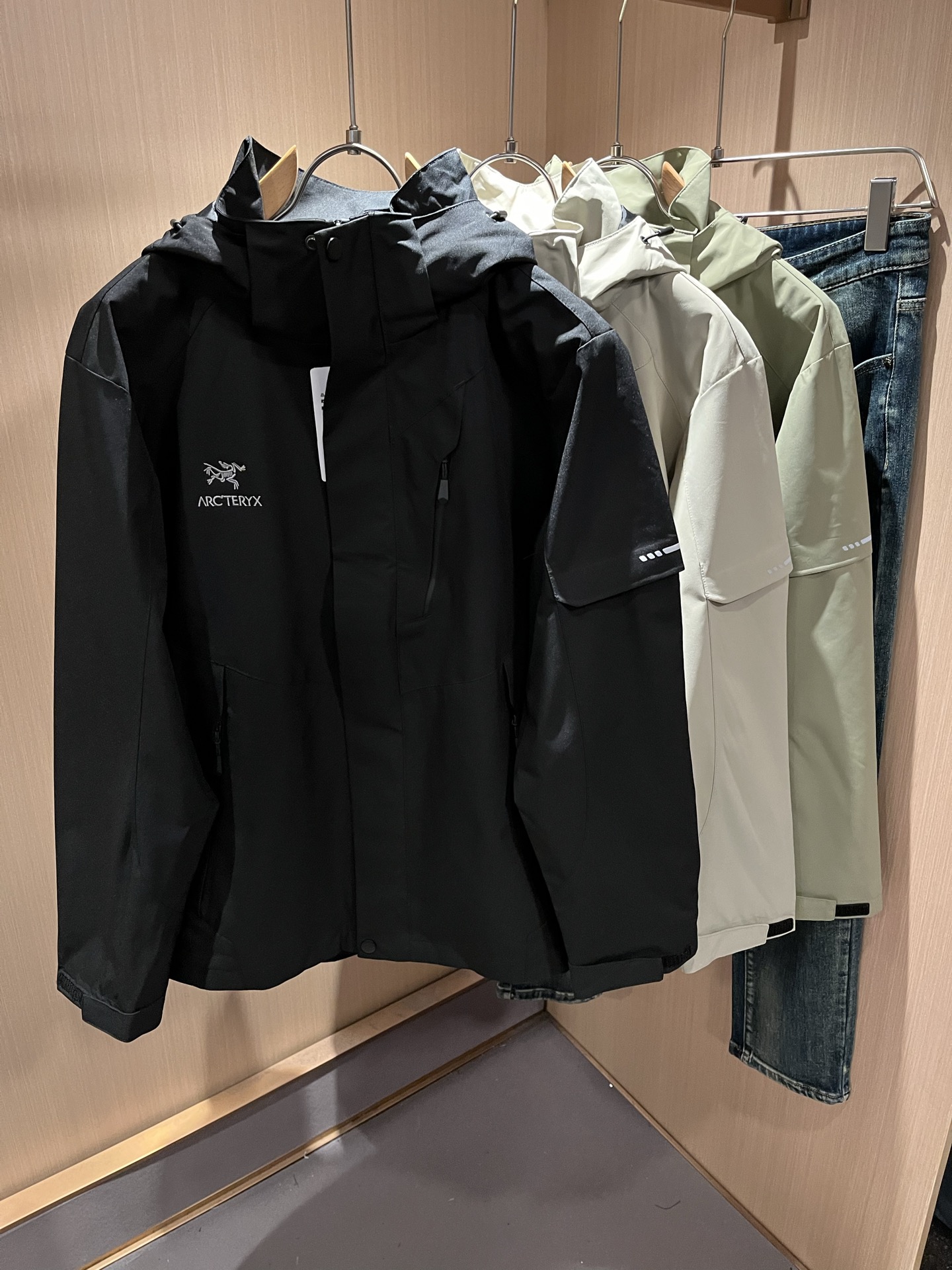 NO:550790,ARCTER*X Original Archaeological Bird 2025 autumn and winter new men and women's same jacket jacket, outdoor brands may first think of Canadian goose and Archaeological Bird. It gives people a feeling of trying out the label!  In addition to being quite accomplished in style design, the most obvious or most expert should be to have deeper and unique insights and attainments in fabrics. Through continuous structural research and problem-solving, and characterized by unique research on fabrics, these alone are enough to support it to become the first-rate new logo brand image in the clothing manufacturing industry. This model is made of quick-drying fabric!  Through precision, the hand feels smooth and soft, and both has natural beauty and comfort. The large body style is cut cleanly and cleanly, and the fabric shows a different hazy structural beauty. It is made of exclusive mold customization. The fabric and its technology test the workers, can be smooth and smooth without wrinkles!  Chest logo pattern glue-press design!  It really tests the handmade work of every master!  It makes the overall clean and neat, without leaving any thread. Now the neutrality that pursues life is more refined in life!  Size S-5XL, arc'teryx,jackets & coats,jackets & coats,alexander wang19860909ARCTER*X始*祖鸟 2025秋冬新款男女同款夹克外套,户外品牌可能大家第一想到的就是加拿大鹅、始祖鸟.给人一种标签试的感觉！除了在款式设计上颇有造诣之外,最明显或者说最为拿手的,应该就是在面料上的拥有更深独特见解跟造诣了.通过不断地结构研究和问题处理,在以面料独特研究为特征,仅凭这些就已经足以支撑其成为服装制造行业中,首屈可数的新标志品牌形象.此款采用速干面料材质！通过精工手感细滑柔软,同时兼具自然美感跟舒适度.大身上版型裁剪简洁干净,面料上显现出了不一样朦胧的结构性美感来.独家开模定制而成,面料及其考验工人的技术,能做到平整服帖又不起皱！胸前logo图案压胶设计！真的是很考验每位师傅的手工制作！使得整体干净利索,不留一丝线头.现在对于生活有所追求的中性也在生活中更为精致！尺码S-5XL,arc'teryx,jackets & coats,jackets & coats,alexander wang,Men's clothing