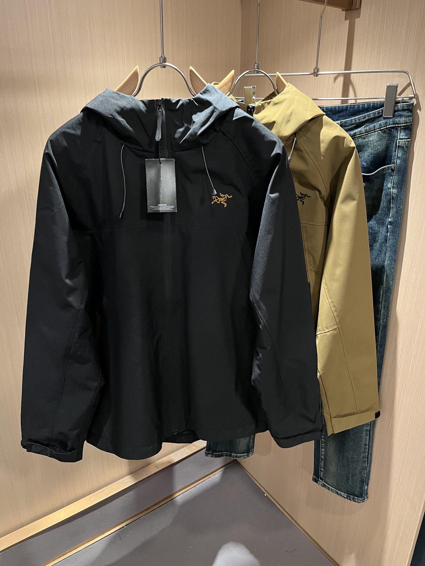 NO:550793,ARCTER*X Original Archaeological Bird 2025 autumn and winter new men and women's same jacket jacket, outdoor brands may first think of Canadian goose and Archaeological Bird. It gives people a feeling of trying out the label!  In addition to being quite accomplished in style design, the most obvious or most expert should be to have deeper and unique insights and attainments in fabrics. Through continuous structural research and problem-solving, and characterized by unique research on fabrics, these alone are enough to support it to become the first new logo brand image in the clothing manufacturing industry. This model is made of quick-drying fabric!  Through precision, the hand feels smooth and soft, and both has natural beauty and comfort. The large body style is cut cleanly and cleanly, and the fabric shows a different hazy structural beauty. It is made of exclusive mold customization. The fabric and its technology test the workers, can be smooth and smooth without wrinkles!  Embroidery design on chest logo pattern!  It really tests the handmade work of every master!  It makes the overall clean and neat, without leaving any thread. Now the neutrality that pursues life is more refined in life!  Size M-4XL, arc'teryx,jackets & coats,jackets & coats,alexander wang19860909ARCTER*X始*祖鸟 2025秋冬新款男女同款夹克外套,户外品牌可能大家第一想到的就是加拿大鹅、始祖鸟.给人一种标签试的感觉！除了在款式设计上颇有造诣之外,最明显或者说最为拿手的,应该就是在面料上的拥有更深独特见解跟造诣了.通过不断地结构研究和问题处理,在以面料独特研究为特征,仅凭这些就已经足以支撑其成为服装制造行业中,首屈可数的新标志品牌形象.此款采用速干面料材质！通过精工手感细滑柔软,同时兼具自然美感跟舒适度.大身上版型裁剪简洁干净,面料上显现出了不一样朦胧的结构性美感来.独家开模定制而成,面料及其考验工人的技术,能做到平整服帖又不起皱！胸前logo图案刺绣设计！真的是很考验每位师傅的手工制作！使得整体干净利索,不留一丝线头.现在对于生活有所追求的中性也在生活中更为精致！尺码M-4XL,arc'teryx,jackets & coats,jackets & coats,alexander wang,Men's clothing