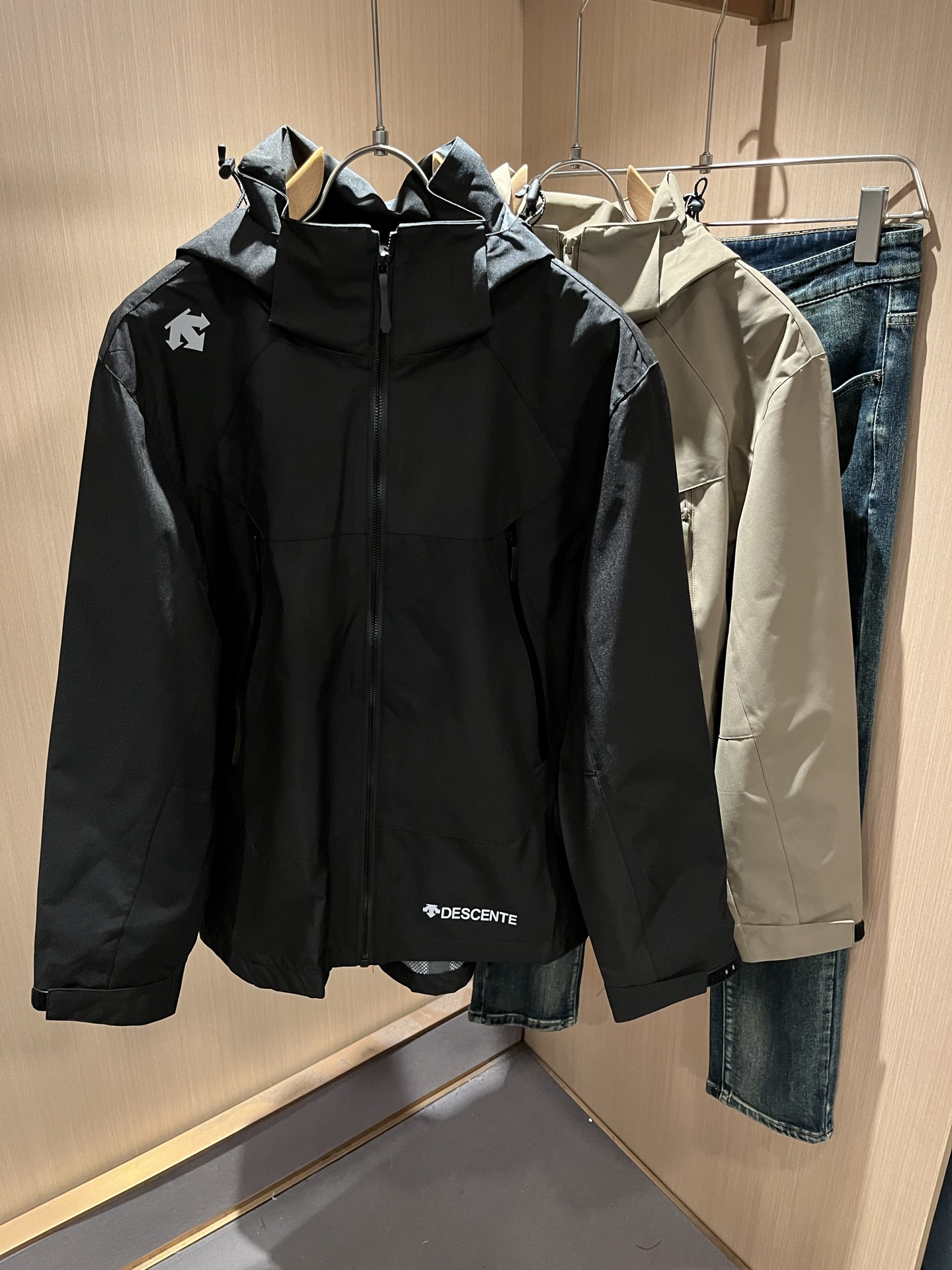 NO:568829,DESCENTE 2025 new autumn and winter unisex jacket, a professional sports brand that has been proud since 1935. For more than 80 years, it has always adhered to the spirit of 'Design That Moves' to drive sports with design, integrating innovative technology with design aesthetics, and creating high-quality sports equipment in many professional fields such as skiing, golf, and triathlon!  The latest design elements of the brand!  In addition to its considerable attainments in style design, the most obvious or best thing is that it has deeper unique insights and attainments in fabrics. Through continuous structural research and problem solving, it is characterized by unique research on fabrics. These alone are enough to support it to become one of the leading new logo brand images in the clothing manufacturing industry. This model is made of quick-drying fabric!  Through precision workmanship, the hand feels smooth and soft, and it has both natural beauty and comfort. The large body shape is simple and clean, and the fabric shows a different hazy structural beauty. It is exclusively customized by opening a mold. The fabric tests the skills of the workers and can be smooth and compliant without wrinkles!  Logo pattern laminated design on the body!  It really tests the handicrafts of each master!  It makes the whole thing clean and neat, without leaving a trace of thread. Nowadays, the neutrality that is pursued in life is also more refined in life!  Size M-3XL,,jackets & coats,jackets & coats,alexander wang19860909迪桑特DESCENTE 2025秋冬新款男女同款夹克外套,自1935年荣耀至今的专业运动品牌.80余年来,始终坚持“Design That Moves” 以设计驱动运动的精神,将创新科技与设计美学相融合,在滑雪、高尔夫、铁人三项等多个专业领域,打造高品质的运动装备！品牌最新设计元素！除了在款式设计上颇有造诣之外,最明显或者说最为拿手的,应该就是在面料上的拥有更深独特见解跟造诣了.通过不断地结构研究和问题处理,在以面料独特研究为特征,仅凭这些就已经足以支撑其成为服装制造行业中,首屈可数的新标志品牌形象.此款采用速干面料材质！通过精工手感细滑柔软,同时兼具自然美感跟舒适度.大身上版型裁剪简洁干净,面料上显现出了不一样朦胧的结构性美感来.独家开模定制而成,面料及其考验工人的技术,能做到平整服帖又不起皱！衣身logo图案压胶设计！真的是很考验每位师傅的手工制作！使得整体干净利索,不留一丝线头.现在对于生活有所追求的中性也在生活中更为精致！尺码M-3XL,,jackets & coats,jackets & coats,alexander wang,Men's clothing