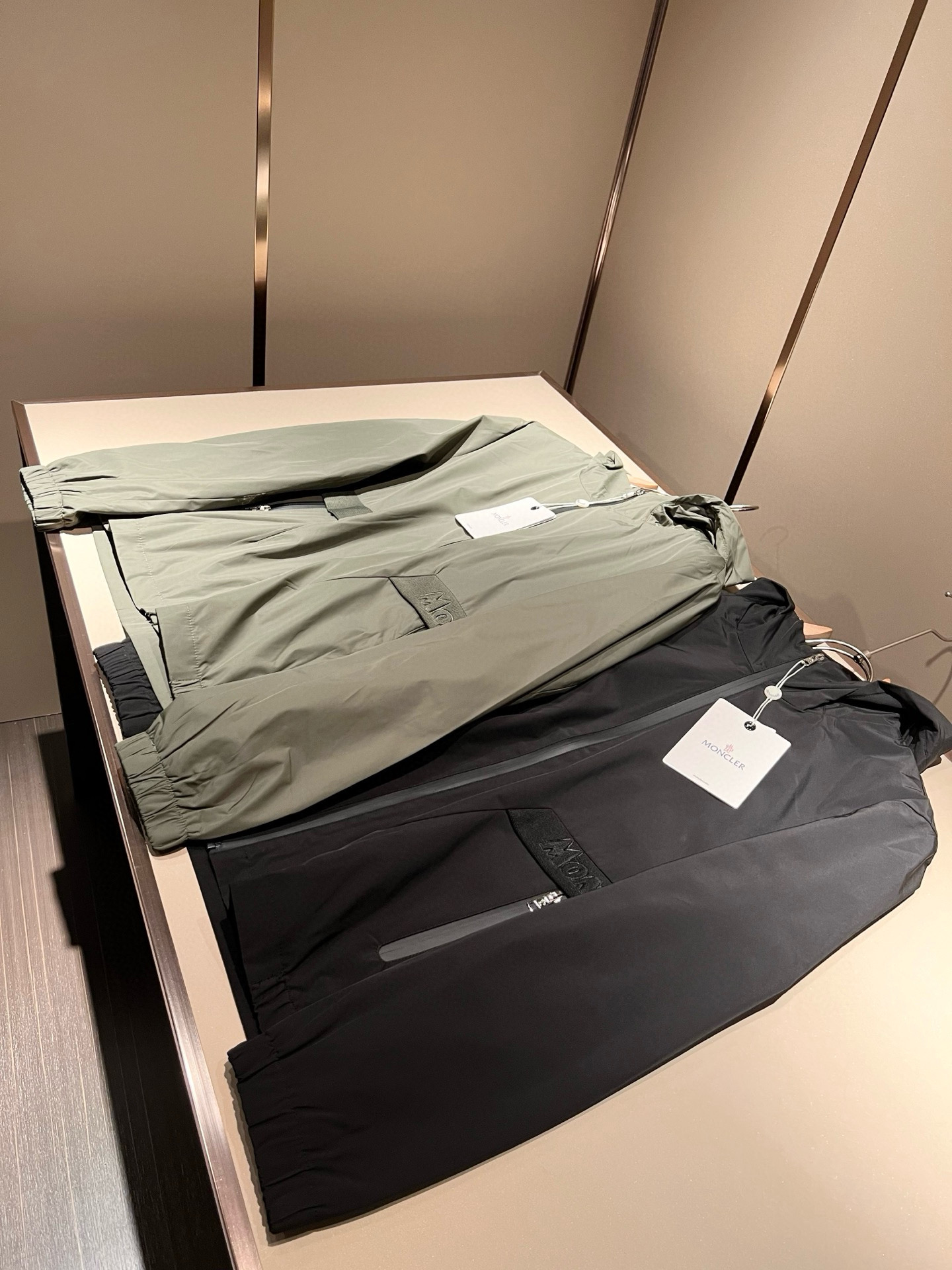 NO:550795,Monc*ler 2025 autumn and winter classic jacket, urban fashionable and casual style!  The fabric is super soft, cool and popular jacket. It is fashionable and urban versatile, breathable and fashionable and beautiful. The special fabrics are all polyester fiber fabrics imported from the UK. They are lightly shiny, unique texture, soft and smooth, and excellent details. They are not a product that ordinary fabrics can compare with. Logo badge design!  Very charming design, inner seam edging technology, customized original logo auxiliary material design!  The details are very in-depth. They give outdoor users full experience and perfect protection, allowing us to get closer to the challenges of nature. The minimalist seasonal design elements, the perfect slim fit style, highly recommended!  Size M-3XL, Jackets & coats, Jackets & coats, Alexander wang19860909Monc*ler蒙*口2025秋冬经典夹克外套,都市时尚休闲款！面料超软面料帅酷爆款夹克外套.时尚都市百搭款款,上身透气而且时尚靓丽,特供面料都是英国进口的聚酯纤维纤维面料,淡淡光泽,质感独特,手感柔嫩顺滑,细节出色 不是一般面料所能对比的产品.logo徽章设计！非常极具魅力的设计,内缝包边工艺,定制原版logo辅料设计！细节非常到位.给户外使用者充分的体验和完善的保护,让我们更接近大自然的挑战,极简当季的设计元素,完美修身版型,强烈推荐！尺码M-3XL,,jackets & coats,jackets & coats,alexander wang,Men's clothing