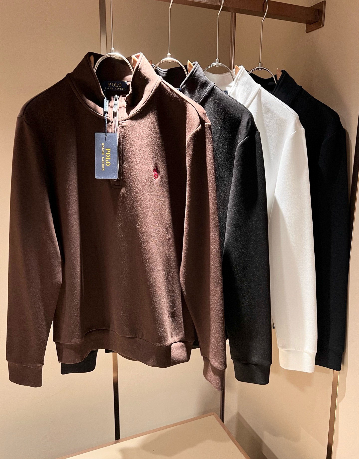 NO:550789,Paul POLOSPORT 2025 autumn and winter new men's long-sleeved base shirt, simple solid color and fashionable styles, many design celebrities have an inseparable sentiment for solid colors. This is a tribute to tradition and a nostalgia for mood. In fact, most of the nostalgia of the design also determines the tone of the work. The work I want to talk about today is the new work brought by~~ It can be said to be a business-friendly and casual style work. A simple and iconic logo embroidery design on the chest!  The exquisite workmanship is worth savoring, and it can be said to be an extremely accurate and simple style tone. A simple and casual tone is already very accurate. Imported pure cotton fabrics have soft and comfortable textures. The workmanship is impeccable. They are not monotonous and more high-end. What they originally exudes is a fashionable temperament, and the soft and comfortable fabrics, the dressing experience of the whole work has gone to a higher level~ The control of style and the stone hammer of the tone is very accurate!  !  The first choice for shopping is OK~~Exclusive to the entire network, size M-3XL, alexander wang19860909保罗POLOSPORT 2025秋冬新款男士长袖打底衫,简约纯色时尚款不乏有许多设计大咖们都对于纯色都有着难以割舍的情怀.这是一种对于传统的致敬,也是一种对于情调的怀旧~其实,设计的怀旧感很大部分也决定了作品的基调.今天要说的这件作品,就是由带来的新作~~可以说是一件可商务可休闲的风格作品.胸前简单标志性logo刺绣设计！精致的做工值得细品,可以说是一次极为准确的简洁风定调.一种简洁&休闲的基调已经十分准确了.进口纯棉面料,质地柔软舒适.做工无可挑剔.不单调的同时更显高端.本来散发的就是一种时尚的气质,再加上其柔软舒适的面料,整件作品的穿搭体验,更上一层楼~对于风格的把控以及基调的石锤,更是非常只准确！！剁手首选好吧~~全网独家,尺码M-3XL,,alexander wang,Men's clothing