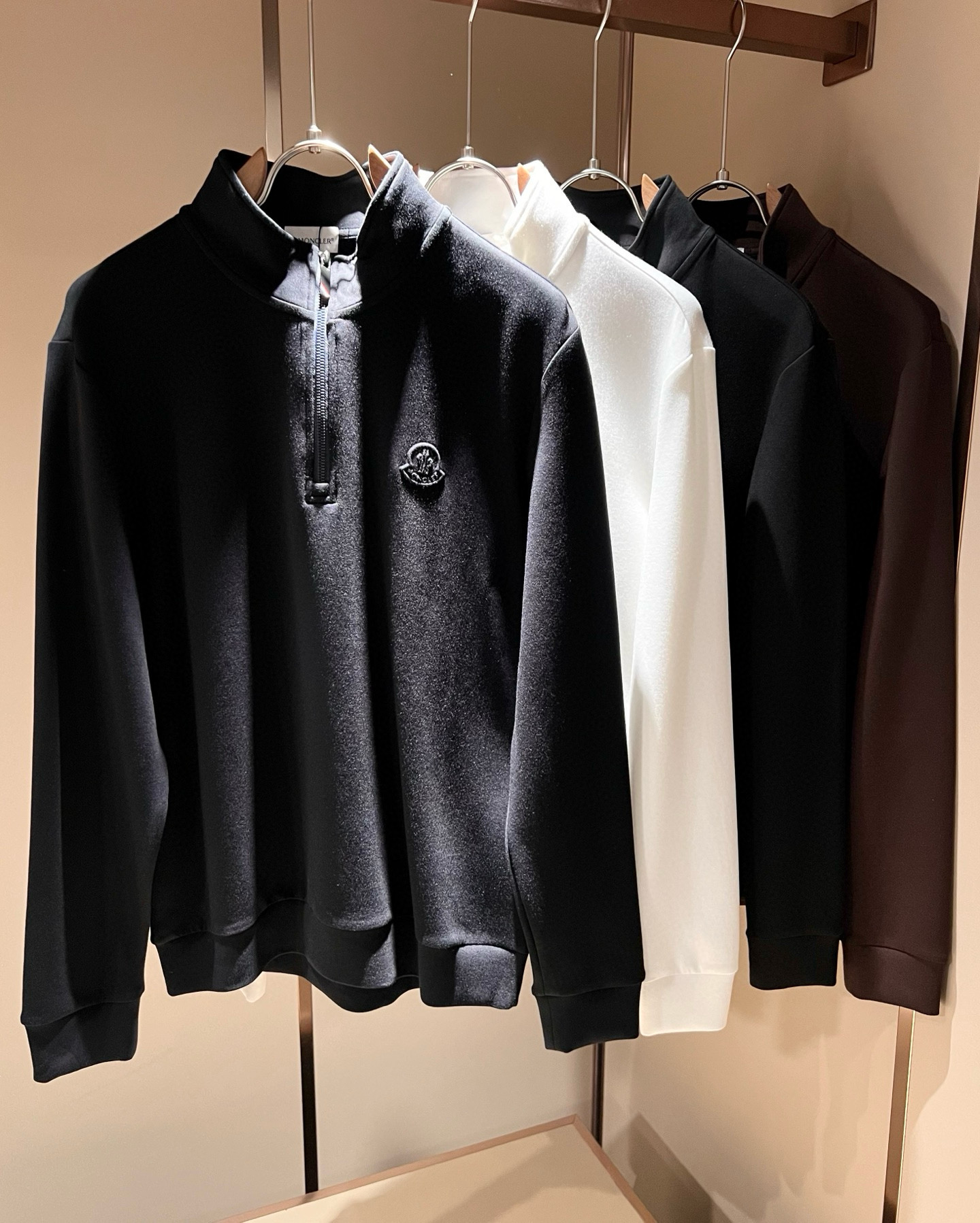 NO:550798,Moncler 2025 autumn and winter new trade order long-sleeved base shirt, full quality!  !  Internet celebrity style!  Chest logo pattern glue-press design!  The upper body is comfortable and breathable, not stiff, and the overall three-dimensional feeling is rich, with quality export orders, customized exclusive baby sued fabric tailoring to meet the simple needs of commuters for dressing. The upper body is very effective, it looks slim and not picky about the figure. The fabric workmanship... Improper, good craftsmanship can make you look good and tasteful, a must-have item for everyone!  Size M-3XL, Moncler, alexander wang19860909Moncler蒙口2025秋冬新款贸易订单长袖打底衫,全品相！！网红款！胸前logo图案压胶设计！上身舒适透气,不僵硬,整体有着丰富的立体感,品质出口订单,定制专属婴儿绒面料剪裁,满足通勤人们对于着装的简约需求,上身效果很好,显瘦,不挑剔身材.面料做工....无可挑剔,好工艺好面料才能穿出好品味一款,人手必备单品！尺码M-3XL,,Moncler,alexander wang,Men's clothing