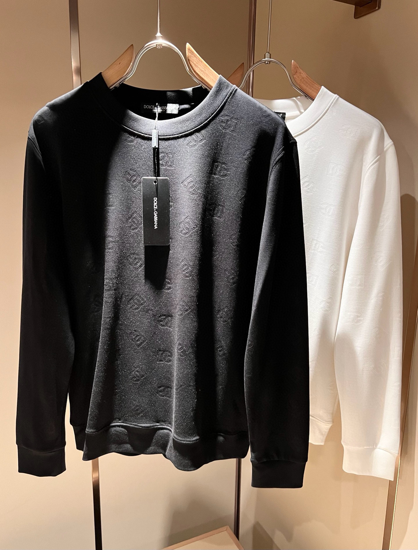 NO:550778,Dolce&Gabba*a 2025 autumn new men and women's long-sleeved base shirt, available at the same time in the counter!  Customized exclusive pure cotton fabric, panoramic letter logo pattern dark pattern design!  Simple and generous, calm and versatile, extremely high-end, perfectly integrated with fashion and style, a top fashionable style that perfectly suits the outside wear!  The overall feeling is natural!  The ultimate classic versatile short-sleeved T-shirt adopts the latest panoramic three-dimensional logo element dark pattern design!  The ultimate perfection of heavy industry!  Fans who pursue high quality are please buy them by themselves, and all fans who know the goods are invited to appreciate this model together!  !  Size M-3XL, Dolce & Gabbana, Dolce & Gabbana, T-shirt,tees, t-shirt,alexander wang19860909Dolce&Gabba*a 杜嘉*纳2025秋季新款男女同款长袖打底衫,专柜同步发售！定制专属纯棉面料,全景字母logo图案暗纹设计！简约大方,从容百搭,档次极高,完美融入时尚还有风情感一款完美符合外穿的顶尖时髦气质款！整体给人浑然天成的感觉！极致经典的百搭型短袖T恤,采用最新的全景立体logo元素暗纹设计！极致的重工极致的完美！追求高品质的粉丝们请自行抢购,诚邀所有识货的粉丝一同鉴赏此款！！尺码M-3XL,,Dolce&Gabbana,Dolce&Gabbana,T-shirt,tees，t-shirt,alexander wang,Men's clothing