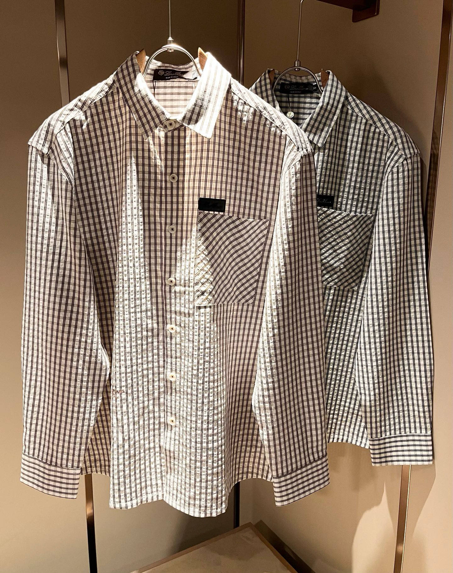 NO:550780,Loro Piana Nuoyou Pianya 2025 Autumn and Winter Men's Lapel Shirt, Full Quality!  !  Designed with logo leather pattern!  The upper body is comfortable and breathable, not stiff, and the overall three-dimensional feeling is rich, with quality export orders, customized exclusive fabric tailoring to meet the simple needs of commuters for dressing. The upper body is very effective, it looks slim and not picky about the figure. The fabric workmanship... Improper, good craftsmanship can make you look good and tasteful, a must-have item for everyone!  Size M-4XL, loro piana, alexander wang19860909Loro Piana诺悠翩雅 2025秋冬男士最新的贸易订单翻领衬衣,全品相！！采用logo皮革图案设计！上身舒适透气,不僵硬,整体有着丰富的立体感,品质出口订单,定制专属面料剪裁,满足通勤人们对于着装的简约需求,上身效果很好,显瘦,不挑剔身材.面料做工....无可挑剔,好工艺好面料才能穿出好品味一款,人手必备单品！尺码M-4XL,,loro piana,alexander wang,Men's clothing