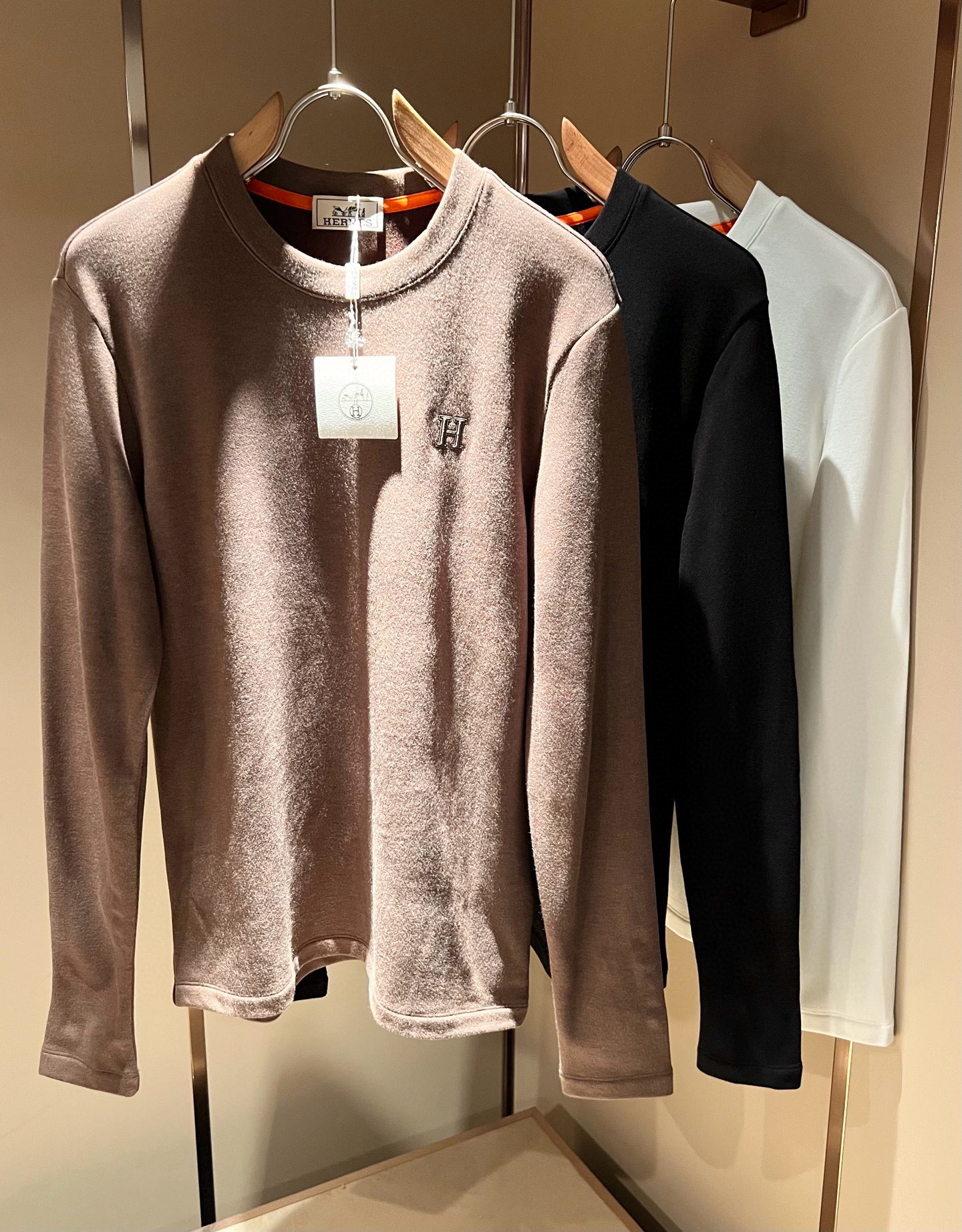 NO:550785,Her*mes 2025 autumn and winter new men's long-sleeved base T-shirt, a newly upgraded and versatile basic style, low-key luxury, and a choice of quality!  Select high-quality pure cotton fabrics!  Embroidered logo design on the chest!  Created to enjoy a relaxed and comfortable wearing experience, the craftsmanship is meticulous and highly recognizable, showing a new brand micro-label culture!  Classic and perfect design, precise cutting. Simple and elegant style, but also able to show fashionable charm in daily leisure life. Sizes M-3XL, tees, t-shirt, alexander wang19860909Her*mes爱*仕2025秋冬新款男士长袖打底T恤,全新升级百搭基础款,低调奢华,品格之选！甄选优质精选纯棉面料！胸前刺绣logo设计！打造而成,享受轻松自在的穿着体验,工艺细致,辨识度极高,展现全新品牌微标文化！经典完美版型设计,在裁剪上精准到位.简约大气风格,又能在日常休闲生活中展现时尚魅力.尺码M-3XL,,tees，t-shirt,alexander wang,Men's clothing