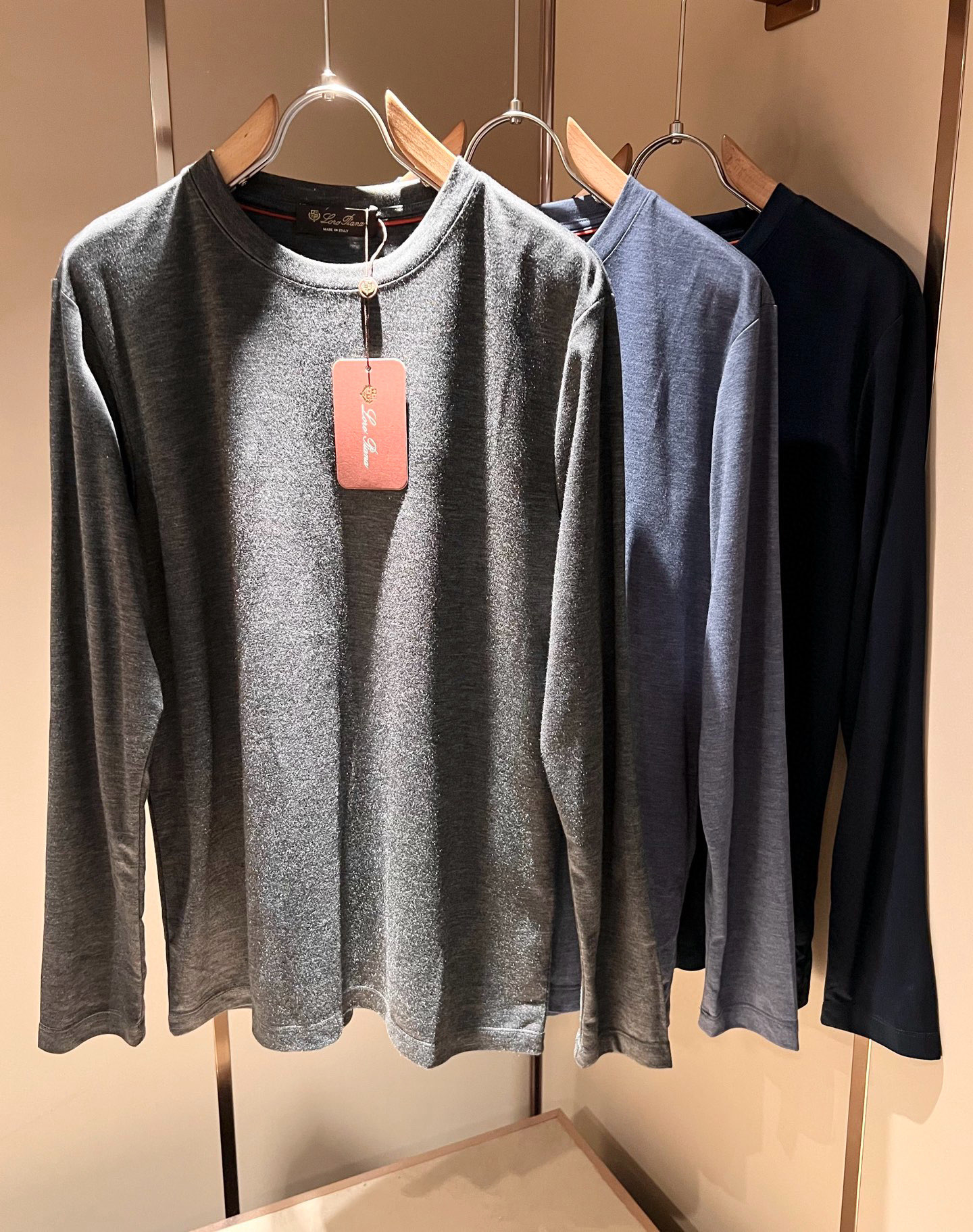 NO:550791,Loro Piana Nuoyou Pianya 2025 Autumn and Winter Men's Latest Trade Order Base Shirt, Full Quality!  !  The back is embroidered with logo pattern!  Customized baby sued fabric!  The upper body is comfortable and breathable, not stiff, and the overall three-dimensional feeling is rich, with quality export orders, customized exclusive baby sued fabric tailoring to meet the simple needs of commuters for dressing. The upper body is very effective, it looks slim and not picky about the figure. The fabric workmanship... Improper, good craftsmanship can make you look good and tasteful, a must-have item for everyone!  Size M-3XL, loro piana, alexander wang19860909Loro Piana诺悠翩雅 2025秋冬男士最新的贸易订单打底衫,全品相！！后幅采用logo图案刺绣设计！定制婴儿绒面料！上身舒适透气,不僵硬,整体有着丰富的立体感,品质出口订单,定制专属婴儿绒面料剪裁,满足通勤人们对于着装的简约需求,上身效果很好,显瘦,不挑剔身材.面料做工....无可挑剔,好工艺好面料才能穿出好品味一款,人手必备单品！尺码M-3XL,,loro piana,alexander wang,Men's clothing