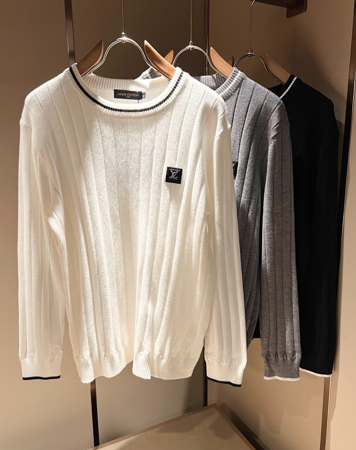 NO:565163,Louis Vuit*on 2025 autumn and winter Louis family light luxury knitted woolen sweater!  The new high-end of the Louis family, the details and quality are always flawless, and the creative designs are endless. Letter logo badge pattern design!  It is something that everyone loves. Made of top-knit blend, it is super soft and tough, and has excellent breathability. It comes from world-class trade-level OEM channels, and the quantity is extremely rare and sold out. The three-dimensional logo presents an unusual texture, clean and neat. This is the Louis family's specialty and the latest technology of this season. The level of detail has reached the top, and the slim-fitting three-dimensional tailoring design is a must. It is a fusion of luxury and fashion!  Size M-4XL,,louis vuitton,louis vuitton,alexander wang19860909Louis Vuit*on 2025秋冬路易家族轻奢针织羊毛衫！路易家族的新高端,细节品质永远的那么完美无瑕,创意设计层出不穷.字母logo徽章图案设计！实属人见人爱的东西.顶针织混纺打造,超级柔软且具有韧性,透气感也是绝佳.来自世界级贸易级别的代工厂渠道,数量极其稀少售完无补.立体Logo呈现不一般的质感,干净俐落.这是路易家族的看家绝活也是本季度的最新工艺.细致化程度已经达到顶端了,修身立体剪裁的版型设计堪称一绝.属于奢华与时尚的融合！尺码M-4XL,,louis vuitton,louis vuitton,alexander wang,Men's clothing