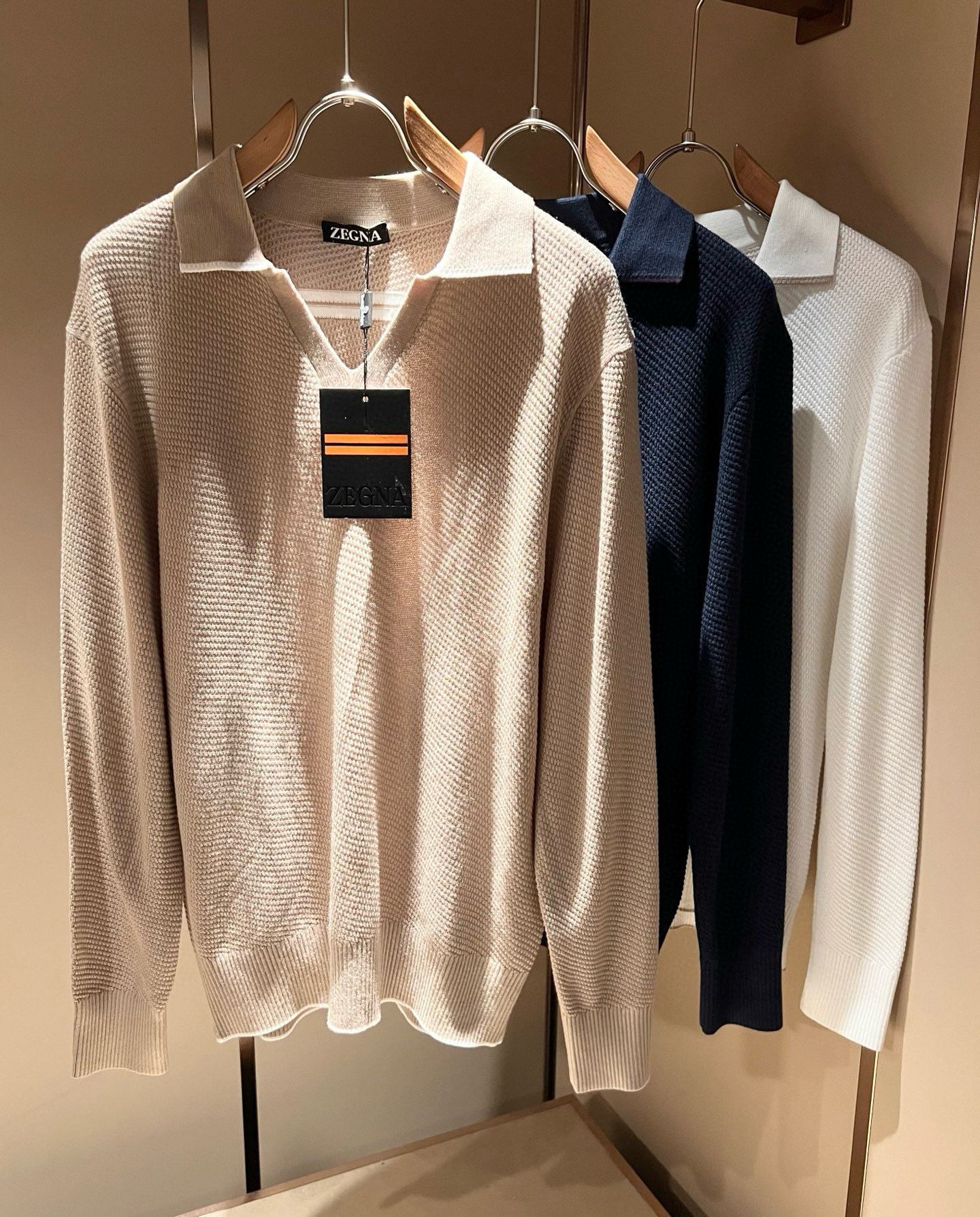 NO:565186,Ermenegildo Zeg*a 2025 new autumn and winter men's casual sweaters, orders from foreign trade companies!  It is one of Zegna’s classic proprietary fabrics!  Striped crochet logo pattern design!  Customized original fabric!  It feels soft and delicate, but the shape is straight and stylish!  The details are extremely luxurious... perfect interpretation of high-quality appearance. Sizes M-3XL,,zegna,alexander wang19860909Ermenegildo Zeg*a杰*亚 2025秋冬新品男士休闲针织衫,外贸公司订单！是杰尼亚经典的专有织物之一！条纹钩织logo图案设计！定制原版面料！触感又柔软细腻、但型态又笔挺有型！ 细节奢华极致… 完美演绎高品质品相.尺码M-3XL,,zegna,alexander wang,Men's clothing