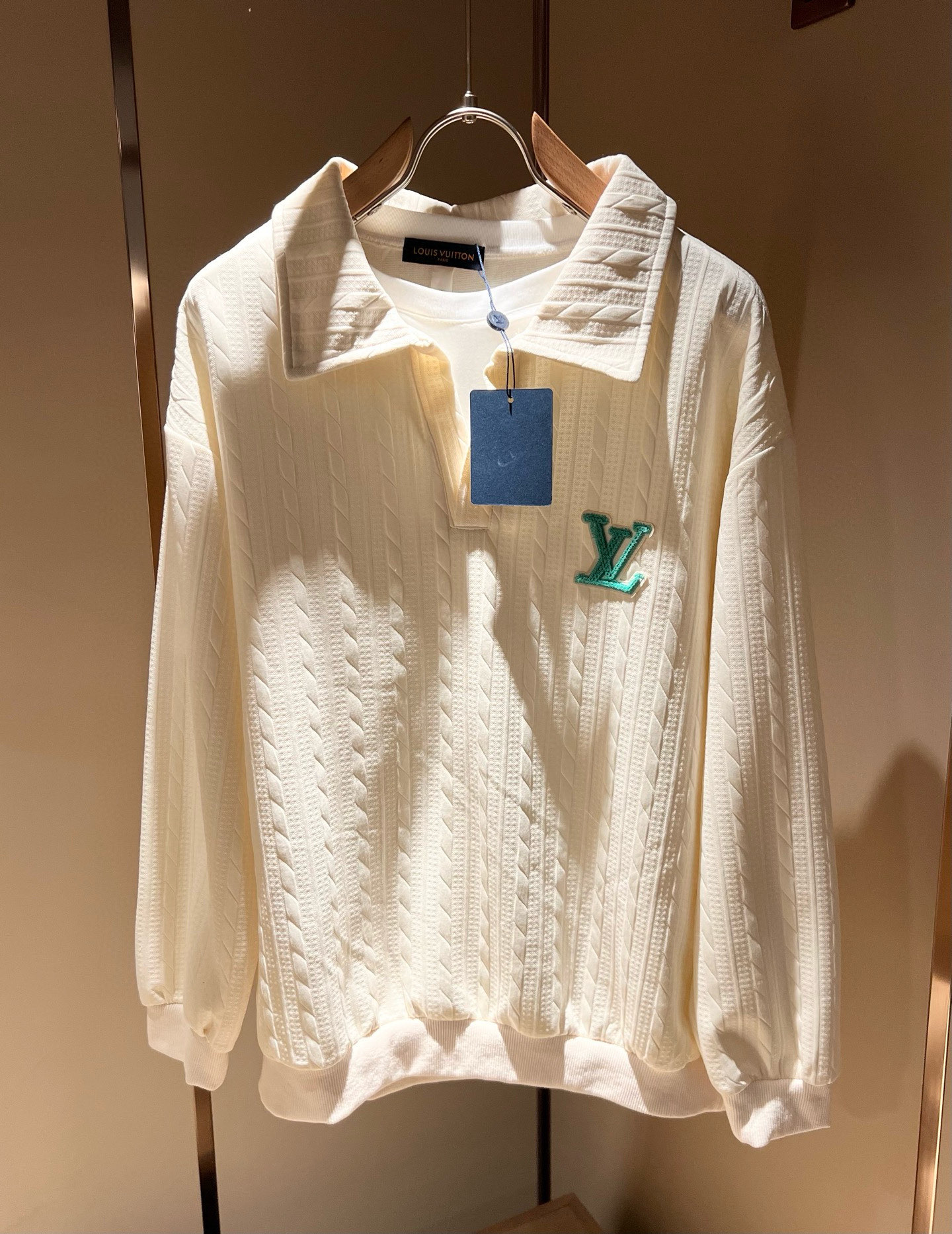 NO:565169,Louis Vuit*on 2025 autumn and winter new suits, light luxury casual suits, same decoration for men and women!  The new high-end of the Louis family, the details and quality are always so flawless, and the creative designs are endless. You are not a fashionista if you don’t buy a few pieces of Louis this autumn and winter. The body logo is embroidered with a logo pattern!  Interpreting the iconic elements of Louis, it is something that everyone loves. It is super soft and tough, and comes from world-class trade-level OEM channels. The quantity is extremely rare and sold out. Clean and neat. This is the Louis family's special skill and the latest craftsmanship of this season. The level of detail has reached the top, and the loose-cut version design is a must. It is a fusion of luxury and fashion!  Size M-4XL,,louis vuitton,louis vuitton,alexander wang19860909Louis Vuit*on 路易家族 2025秋冬新款套装,轻奢休闲套装,男女同款装饰！路易家族的新高端,细节品质永远的那么完美无瑕,创意设计层出不穷.今年秋冬季节没有入手几件路易你算不上时尚达人.衣身标识logo图案刺绣设计！诠释路易的标志性元素,实属人见人爱的东西.超级柔软且具有韧性,来自世界级贸易级别的代工厂渠道,数量极其稀少售完无补.干净俐落.这是路易家族的看家绝活也是本季度的最新工艺.细致化程度已经达到顶端了,宽松剪裁的版型设计堪称一绝.属于奢华与时尚的融合！尺码M-4XL,,louis vuitton,louis vuitton,alexander wang,Men's clothing