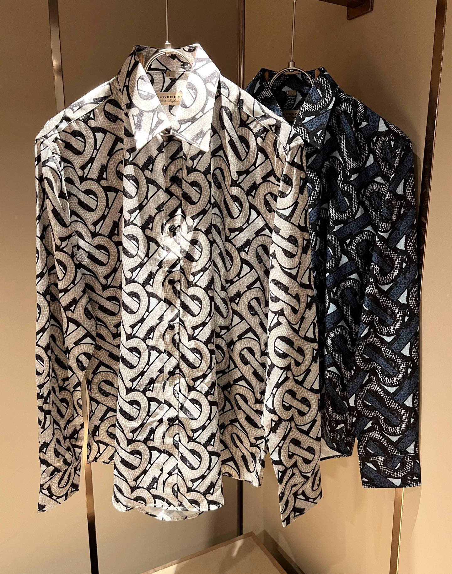 NO:550792,Bur*erry 2025 autumn new men's plaid shirt, the latest brand design elements!  Neither monotonous nor complicated, it shows taste just right!  Customized poplin cotton fabrics are available for customer!  Comfortable, sweat-absorbing and breathable, the unique high-end fabric presents a simple and elegant temperament!  Full three-dimensional! Standard cutting design!  Every detail is a synchronized with high-end fashion. Size: M-3XL, burberry, alexander wang19860909Bur*erry 巴*莉 2025秋季新款男士格子衬衣,品牌最新设计元素！既不单调也不复杂,恰到好处的展现品味！客供定制府绸棉面料！舒适吸汗透气根本不在话下,面料独具的高奢感呈现简约优雅气质！饱满立体!标准裁剪设计！每一处细节都是与高端时尚同步的体现.尺码:M-3XL,,burberry,alexander wang,Men's clothing