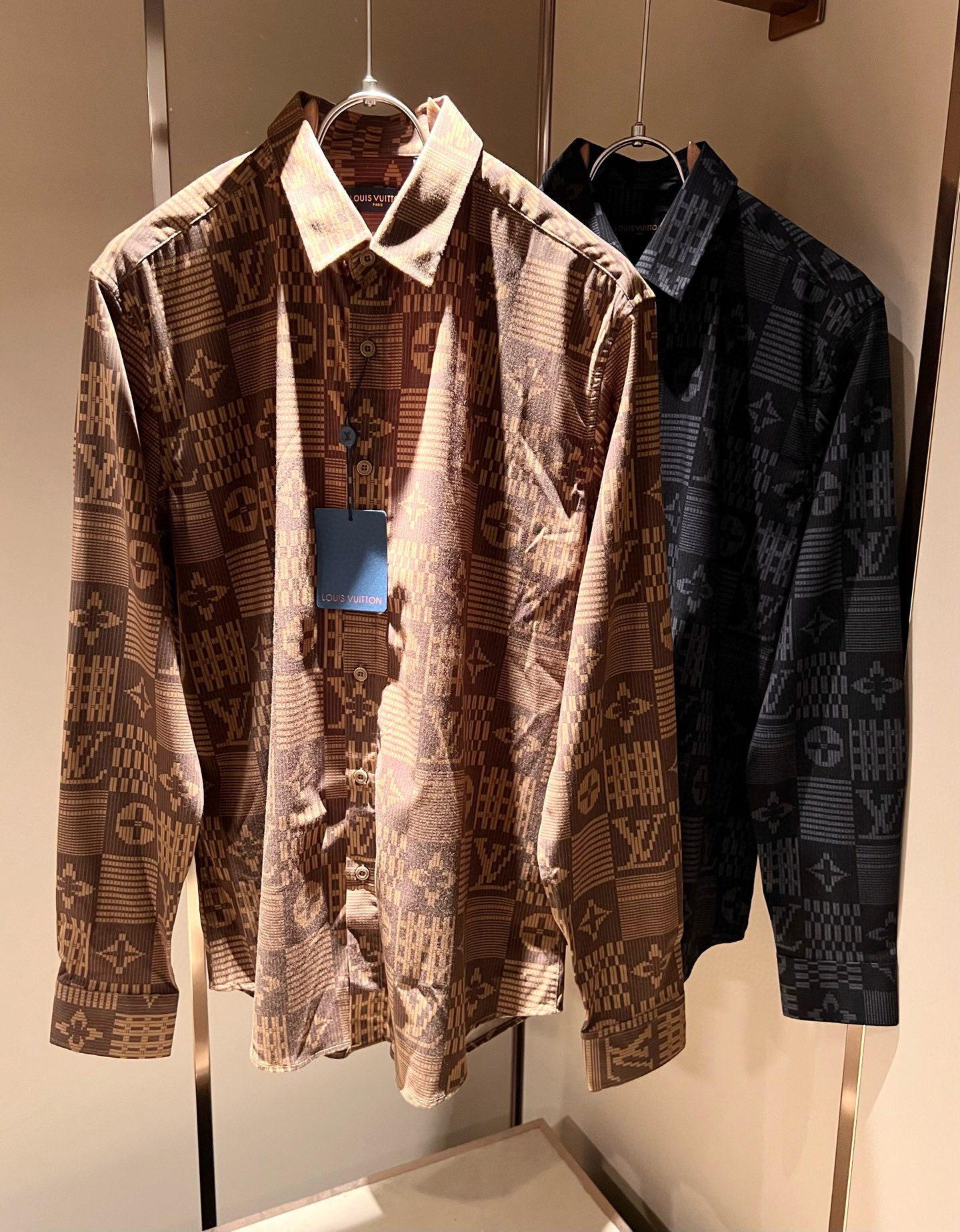 NO:550801,LouisVuitt*Louis*Deng 2025 autumn new product latest craftsmanship for men and women the same lapel shirt, unique ultra-thin silky and smooth touch!  !  Panoramic logo pattern printing design!  Represents the brand image, simple and comfortable style, high-end customized original exclusive poplin cotton fabric!  The solid color series is a very popular style. The simple styles are more diverse when worn. The seemingly simple styles are actually more time-consuming, light and breathable in fabrics and craftsmanship production. The cut style is a simple plain-colored small pointed-collar men's shirt. A shirt that every man should buy!  Size M-3XL, louis vuitton,louis vuitton,shirts,alexander wang19860909LouisVuitt*路易*登 2025秋季新品最新工艺男女同款翻领衬衣,独一无二超薄丝滑触感！！全景logo图案印花设计！代表品牌形象 简洁舒适的款式,高端定制原版专属府绸棉面料 ！纯色系列更是大家非常喜爱款,简约的款式穿搭起来更加的多样化.看似简单的款式,其实在面料以及工艺制作上更费时速干轻薄透气,裁剪时尚版型,简约式素色小尖领男士衬衣,每一个男士都应该入手的衬衫！尺码M-3XL,,louis vuitton,louis vuitton,shirts,alexander wang,Men's clothing