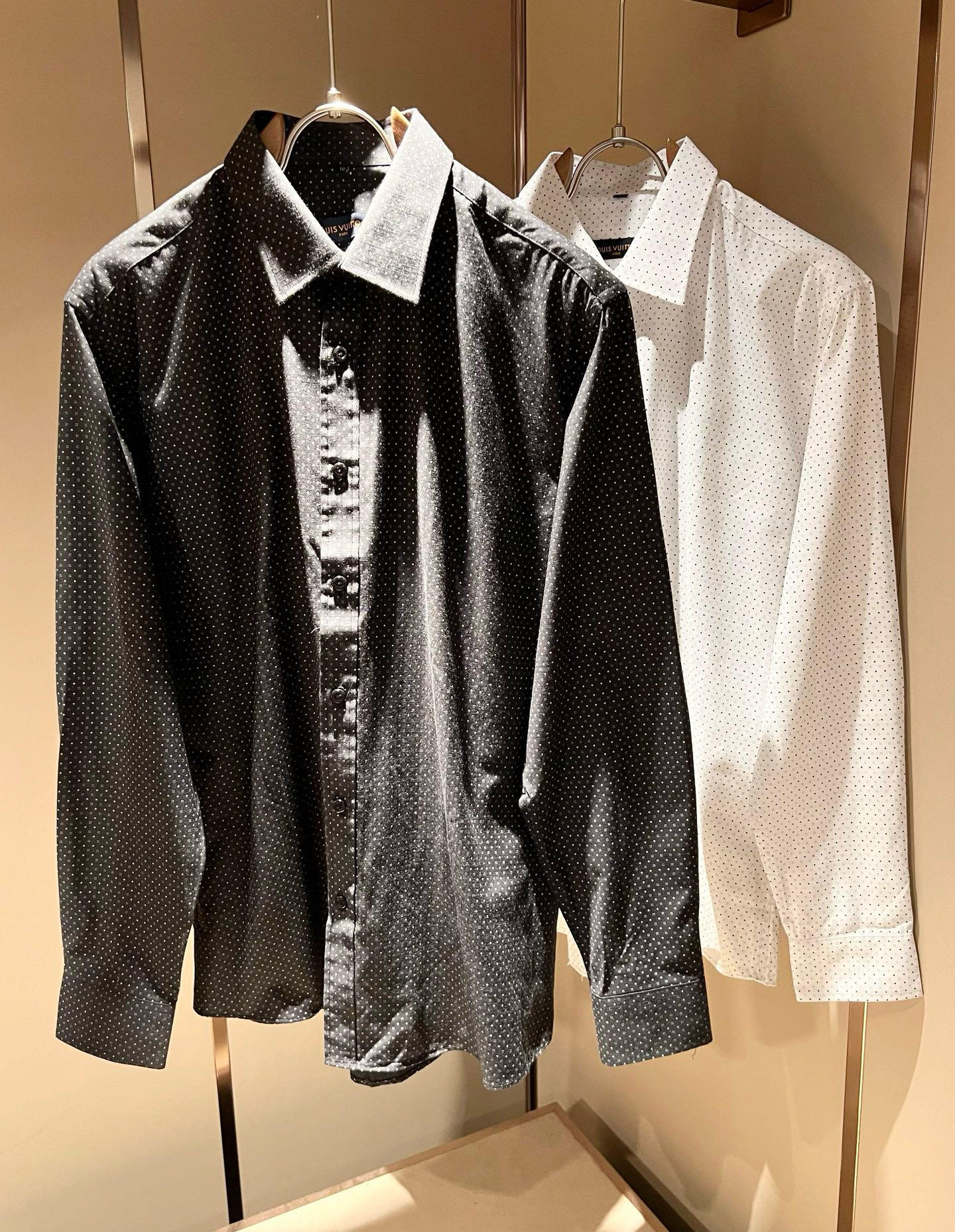 NO:550782,LouisVuitt*Louis*Deng 2025 autumn new product latest craftsmanship for men and women the same lapel shirt, unique ultra-thin silky and smooth touch!  !  Panoramic logo pattern printing design!  Represents the brand image, simple and comfortable style, high-end customized original exclusive poplin cotton fabric!  The solid color series is a very popular style. The simple styles are more diverse when worn. The seemingly simple styles are actually more time-consuming, light and breathable in fabrics and craftsmanship production. The cut style is a simple plain-colored small pointed-collar men's shirt. A shirt that every man should buy!  Size M-3XL, louis vuitton,louis vuitton,shirts,alexander wang19860909LouisVuitt*路易*登 2025秋季新品最新工艺男女同款翻领衬衣,独一无二超薄丝滑触感！！全景logo图案印花设计！代表品牌形象 简洁舒适的款式,高端定制原版专属府绸棉面料 ！纯色系列更是大家非常喜爱款,简约的款式穿搭起来更加的多样化.看似简单的款式,其实在面料以及工艺制作上更费时速干轻薄透气,裁剪时尚版型,简约式素色小尖领男士衬衣,每一个男士都应该入手的衬衫！尺码M-3XL,,louis vuitton,louis vuitton,shirts,alexander wang,Men's clothing