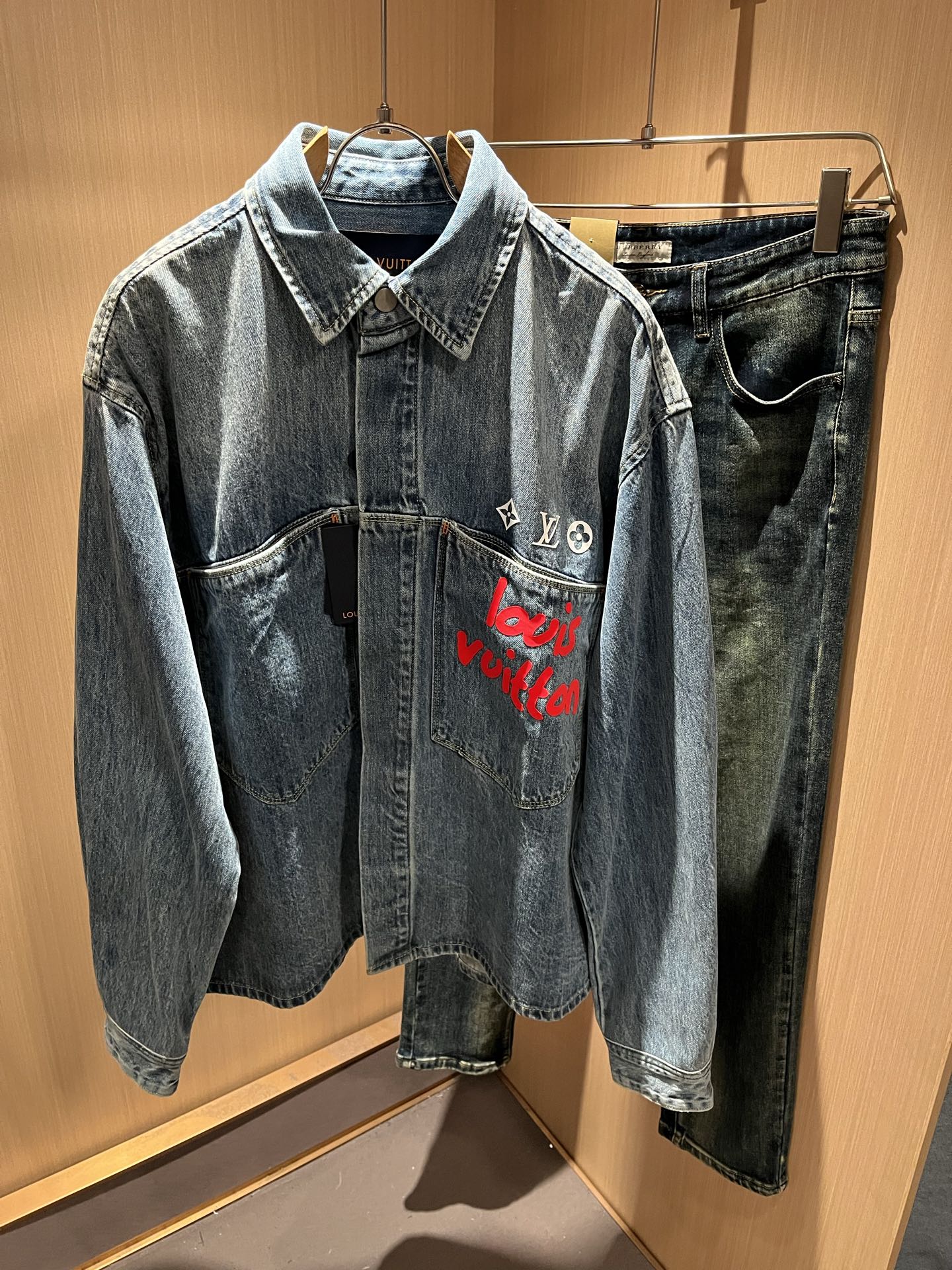 NO:565129,Louis Vuit*on 2025 autumn and winter new light luxury denim shirt for men and women, the new high-end of the Louis family, the details and quality are always so flawless, customized original washed denim fabric!  Creative laminated design of logo pattern on the chest!  You can't be considered a fashionista if you haven't bought a few pieces of Louis this fall and winter. It interprets Louis' iconic elements and is something that everyone loves. It is super soft and tough, and has excellent breathability. It comes from world-class trade-level OEM channels, and the quantity is extremely rare and sold out. Clean and neat. This is the Louis family's specialty and the latest craftsmanship of this season. The level of detail has reached the top, and the loose three-dimensional tailoring design is a must. It is a fusion of luxury and fashion!  Size S-2XL,,louis vuitton,louis vuitton,alexander wang19860909Louis Vuit*on 路易*登 2025秋冬新款轻奢男女同款牛仔衬衣款,路易家族的新高端,细节品质永远的那么完美无瑕,定制原版洗水牛仔面料！胸前logo图案创意压胶设计！今年秋冬没有入手几件路易你算不上时尚达人.诠释路易的标志性元素,实属人见人爱的东西.超级柔软且具有韧性,透气感也是绝佳.来自世界级贸易级别的代工厂渠道,数量极其稀少售完无补.干净俐落.这是路易家族的看家绝活也是本季度的最新工艺.细致化程度已经达到顶端了,宽松立体剪裁的版型设计堪称一绝.属于奢华与时尚的融合！尺码S-2XL,,louis vuitton,louis vuitton,alexander wang,Men's clothing