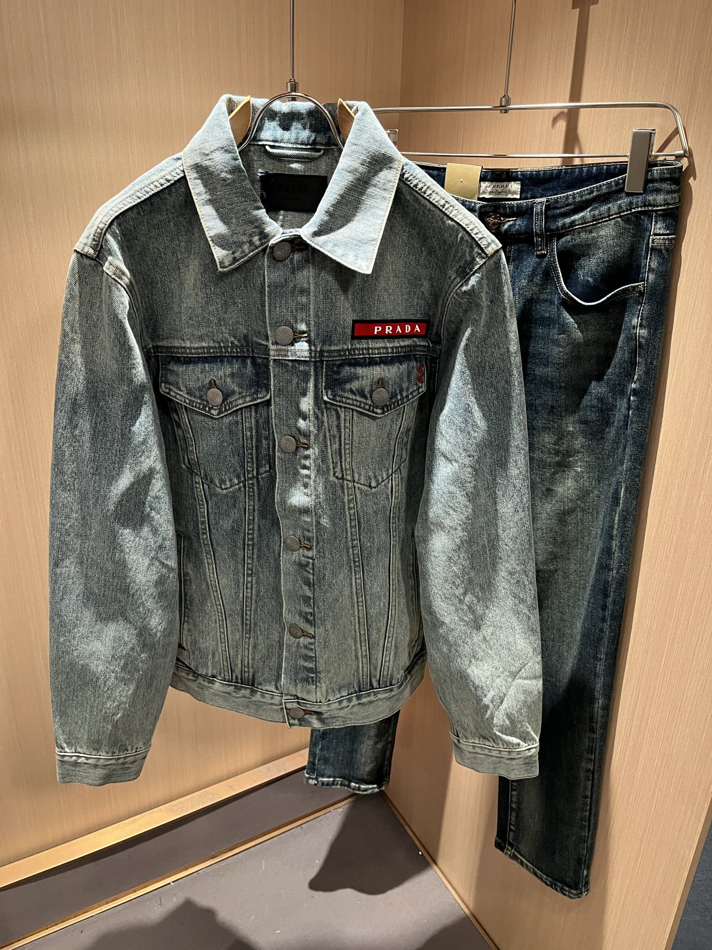 NO:565134,PRA*DA Prada 2025 new autumn and winter denim jackets for men and women, new products on sale!  Denim orchids are high-end, versatile and pragmatic without being sensational!  Limited edition for Hong Kong, Macao and Taiwan!  !  The three-dimensional cutting pure cotton material is not easy to wrinkle. The pure cotton material is breathable and comfortable. It is undertaken by Taiwan's foreign trade company. The exquisite and delicate material seems to be Prada's patent. High quality. Customized chest logo design!  Integrated with modern people's lifestyle, not only in terms of materials, colors and styles, but also the life philosophy behind the design coincides with modern people's dual mentality of pursuing practicality and popular beauty. Achieving a perfect balance between function and aesthetics is not only a display of fashion trends, but also the ultimate in modern aesthetics. Another alternative to mature style, size S-2XL,, prada, prada, jackets & coats, jackets & coats, alexander wang19860909PRA*DA 普拉达 2025秋冬新款男女同款牛仔夹克外套,新品发售！牛仔兰高级百搭实用主义不哗众取宠！港澳台地区限定款！！立体裁剪纯棉材质不易褶皱纯棉材质透气舒适、台湾外贸公司承接、材质精致细腻似乎是普拉达专利品质上乘 定制胸前logo设计！与现代人生活形态水乳相融,不仅在材料、颜色与款式工夫,设计背后的生活哲学正巧契合现代人追求切身实用与流行美观的双重心态,在机能与美学之间取得完美平衡,不但是时尚潮流的展现,更是现代美学的极致.的另一种选择替代风格成熟、尺码S-2XL,,prada,prada,jackets & coats,jackets & coats,alexander wang,Men's clothing