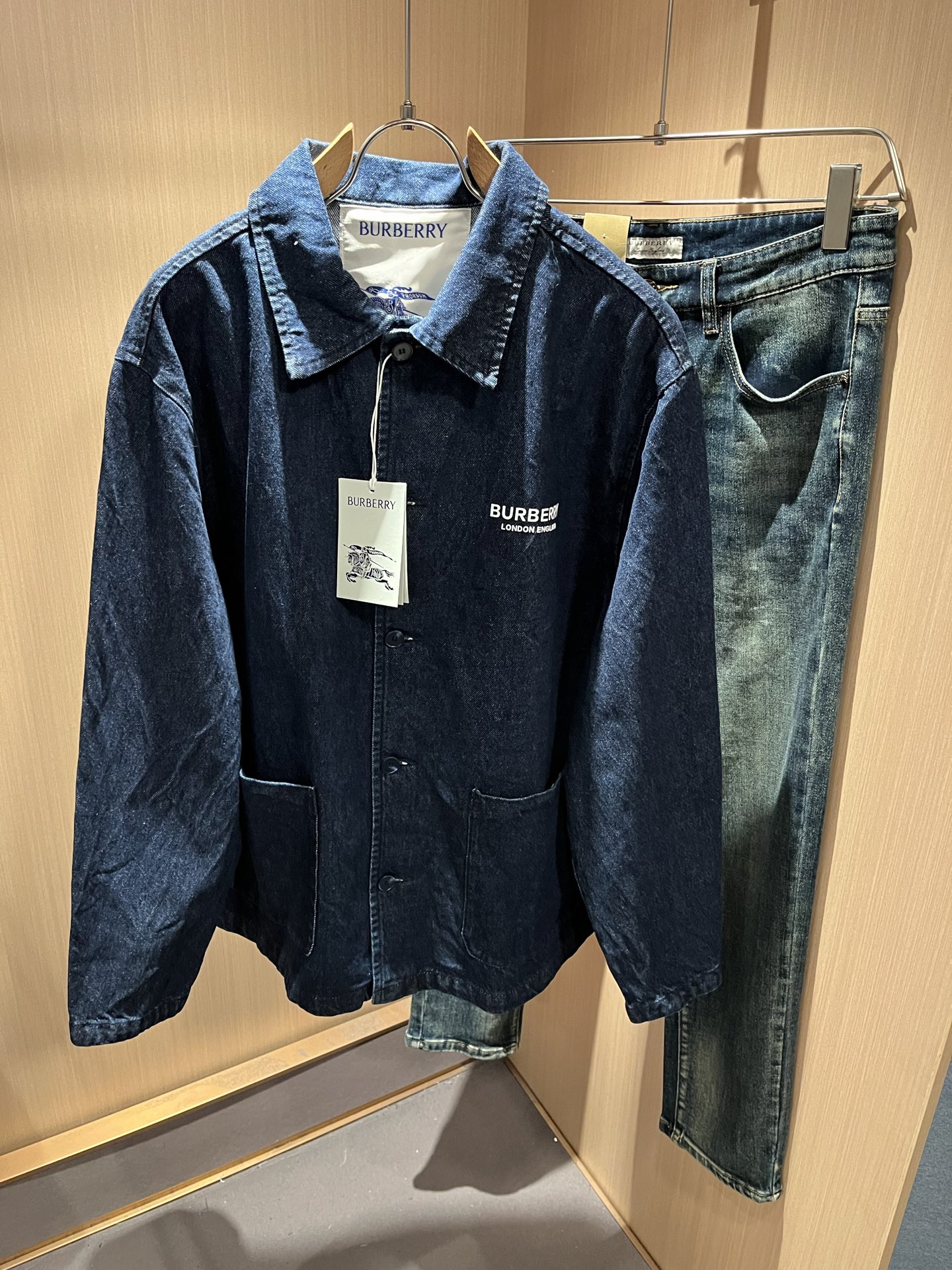 NO:565111,BURBER*Y 2025 autumn and winter new denim shirt is here, made of original heavy-duty washed denim fabric, the latest special material developed by BUR, with printed logo design on the front and back!  It refers to fabrics with morphological memory function. It kills all versions on the market. It can only be said that it is not of the same level at all. No matter in terms of material, detail restoration and craftsmanship, it is not afraid of any challenges, just to provide you with wonderful products as always. A style that implements the core concept of BUR tightly binds plaid and fashion, always maintaining a perfect, simple but not simple design style, which perfectly meets your daily needs. Sizes: S-2XL, burberry, alexander wang19860909BURBER*Y巴*莉 2025秋冬新品牛仔衬衣,重磅来袭,原版重工洗水牛仔面料制作而成,BUR最新研发的特殊材质,前后印花logo图案设计！是指具有形态记忆功能的面料,秒杀市面上一切版本,只能说根本就不是一个级别的存在,不管是材质还是细节还原度以及工艺制作方面,不惧任何挑战,只为给大家奉献绝妙产物一如既往,始终如一,贯彻了BUR核心理念的一个款式将格纹与时尚紧紧的捆绑在一起,时刻保持完美,简约而不简单的的设计风格,完美的满足了你日常所需要的穿搭.尺码:S-2XL,,burberry,alexander wang,Men's clothing