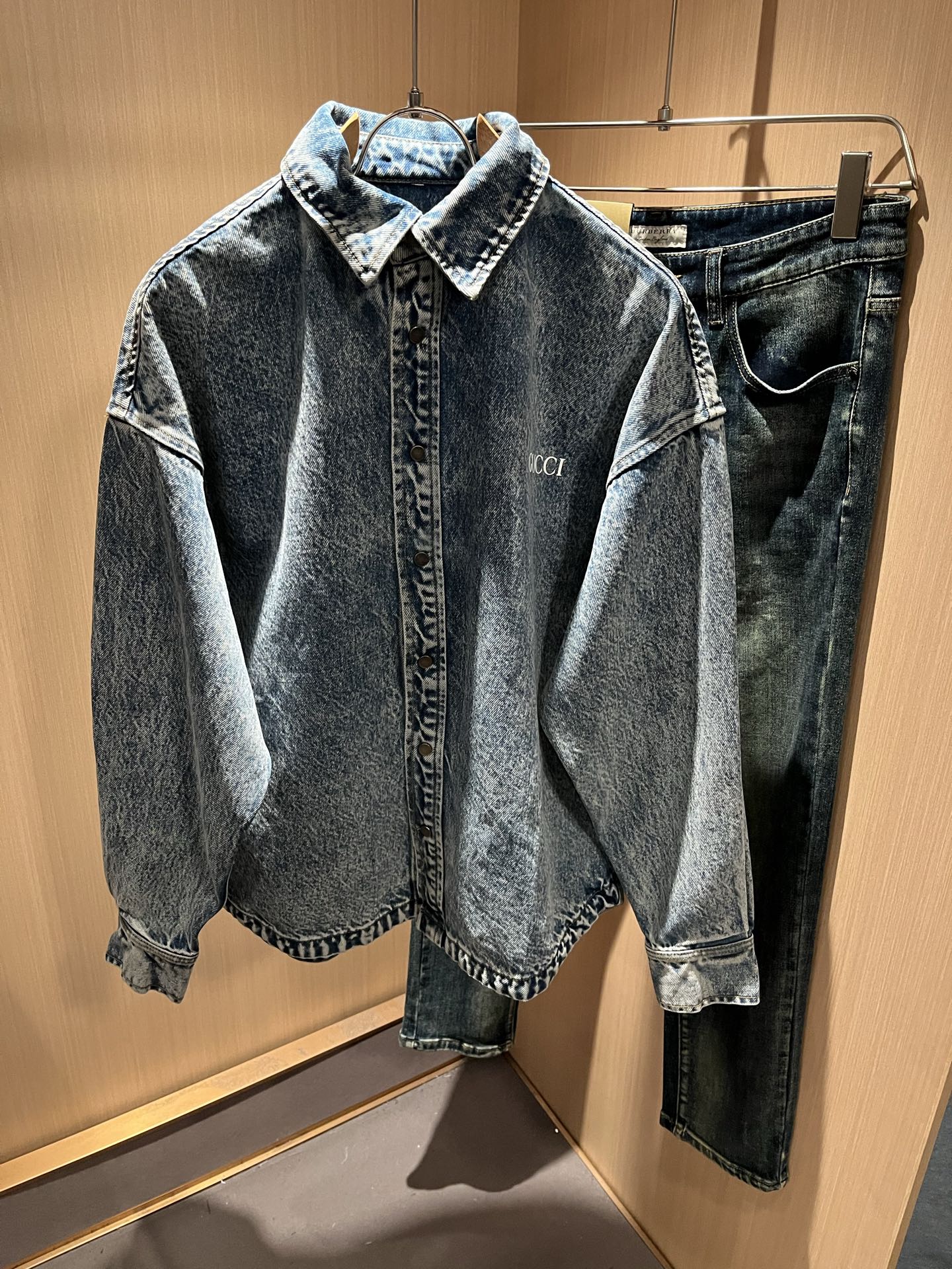 NO:565115,Gucc* Gujia's latest 2025 autumn denim shirts for men and women, same style for men and women!  Trading company channels are rare and available on the official website simultaneously!  New fashion element design!  Logo laminated design!  Injecting full vitality into the new series, this product is made of carefully selected imported washed cotton fabrics. The fabric feels soft and delicate against the skin, and has an extremely comfortable and breathable wearing experience. The whole piece is very eye-catching and fashionable, and is deeply loved by today's young people!  Basic loose round neck cut, unisex style regardless of age and gender, suitable for matching all styles and looks you need in daily life!  It is recommended to wear couple outfits when going out on the street, it will be more eye-catching!  Size:S-2XL,,gucci,gucci,alexander wang19860909Gucc*古家 2025秋季最新款男女同款牛仔衬衣,男女同款！贸易公司渠道稀出,同步官网发售 ！ 新时尚元素设计！标识logo压胶设计！为全新系列注入满满活力,这款用心甄选客供进口洗水棉面料制成,面料手感亲肤柔软细腻,拥有着无比舒适透气性的穿着体验,整件单品极具吸睛度与时尚感,深受当下年轻人的喜爱！基础宽松的圆领版型裁剪,不分年龄与性别的中性款式,适合搭配你日常所需的所有风格与造型！建议搭配情侣装出街会更为养眼出色！尺码:S-2XL,,gucci,gucci,alexander wang,Men's clothing