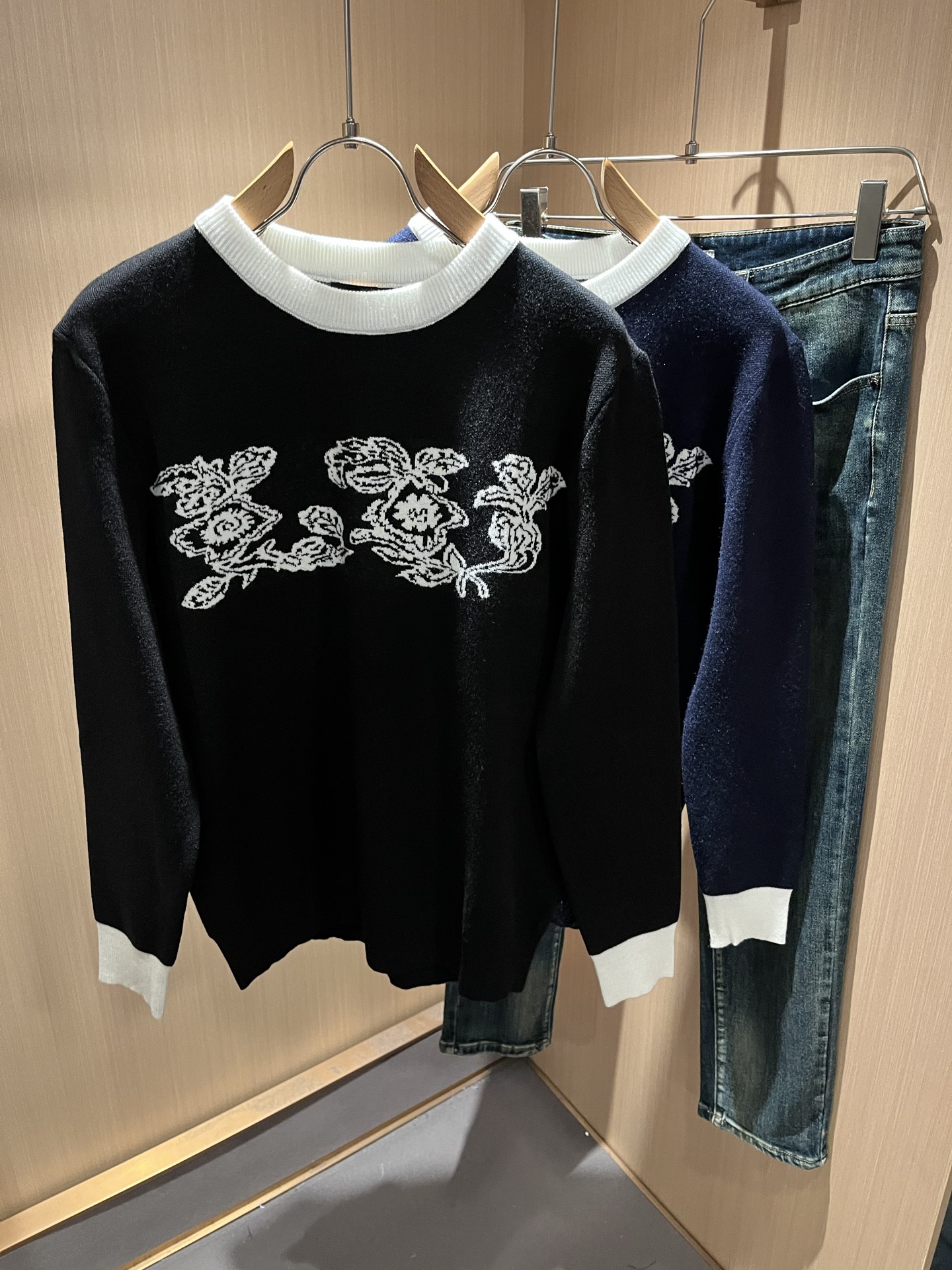 NO:565143,Louis Vuit*on 2025 autumn and winter Louis family light luxury knitted woolen sweater!  Same decoration for men and women!  The new high-end of the Louis family, the details and quality are always so perfect, and the creative designs are endless. You are not a fashionista if you don’t buy a few pieces of Louis this autumn and winter. The crocheted logo pattern design on the chest!  It is something that everyone loves. Made of top-quality wool blend, it is super soft and tough, and has excellent breathability. It comes from world-class trading OEM channels, and the quantity is extremely rare and sold out. It is a presbyopic item that is released every year by 'Donkey Brand'.  The body logo presents an unusual texture, clean and neat. This is the Louis family's unique skill and the latest craftsmanship of this season. The level of detail has reached the top, and the slim and three-dimensional tailoring is a unique design. It is a fusion of luxury and fashion!  Size M-3XL,,louis vuitton,louis vuitton,louis vuitton,alexander wang19860909Louis Vuit*on 2025秋冬路易家族轻奢针织羊毛衫！男女同款装饰！ 路易家族的新高端,细节品质永远的那么完美无瑕,创意设计层出不穷.今年秋冬季节没有入手几件路易你算不上时尚达人.胸前钩织logo图案设计！实属人见人爱的东西.顶级羊毛混纺打造,超级柔软且具有韧性,透气感也是绝佳.来自世界级贸易级别的代工厂渠道,数量极其稀少售完无补.“驴牌”每年都会出的老花单品,立体Logo呈现不一般的质感,干净俐落.这是路易家族的看家绝活也是本季度的最新工艺.细致化程度已经达到顶端了,修身立体剪裁的版型设计堪称一绝.属于奢华与时尚的融合！尺码M-3XL,,louis vuitton,louis vuitton,louis vuitton,alexander wang,Men's clothing