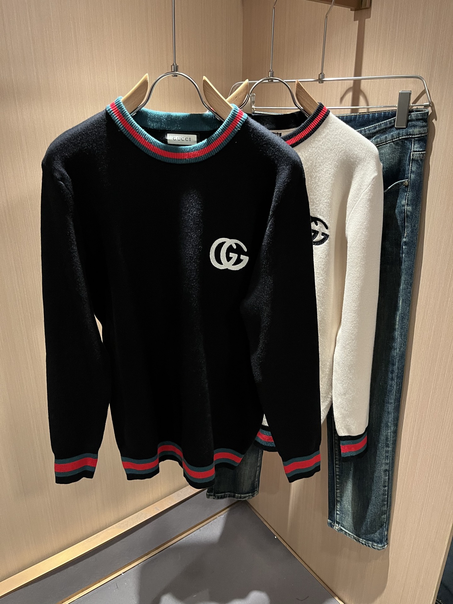 NO:565124,GUC*I Gujia 2025 autumn and winter new style knitted wool sweater for men and women, logo embroidery design on the chest!  Trading company channels are rare and available on the official website simultaneously!  G's autumn and winter series of couple sweaters are online, with classic color crochet designs!  This sweater is made of imported knitted wool!  The fabric feels thick and has a certain sense of weight. It has a soft and dense terry texture. It is breathable and skin-friendly and comfortable to wear. The color is beautiful, eye-catching and fashionable. The unique pattern will definitely make you stand out in the crowd!  Casual cut design!  The upper body effect is age-reducing and versatile, making it easy to wear in daily casual wear, and can be easily worn by both men and women!  Size M-3XL,,gucci,gucci,gucci,sweaters,alexander wang19860909GUC*I 古家 2025秋冬新款男女同款 针织羊毛衫,胸前标志logo刺绣设计！贸易公司渠道稀出,同步官网发售！G家秋冬系列情侣毛衣上线,设计经典配色钩织设计！此款毛衣甄选客供进口针织羊毛材质！面料手感偏厚实,有一定的自重感,柔软绵密的毛圈肌理,贴身穿着透气亲肤舒适,色彩靓丽、吸睛时髦度爆棚,与众不同的图案绝对可以让你在人群中出彩万分！休闲版型裁剪设计！上身效果减龄又百搭,轻松Get起日常休闲穿搭,男女皆可轻松驾驭！尺码M-3XL,,gucci,gucci,gucci,sweaters,alexander wang,Men's clothing