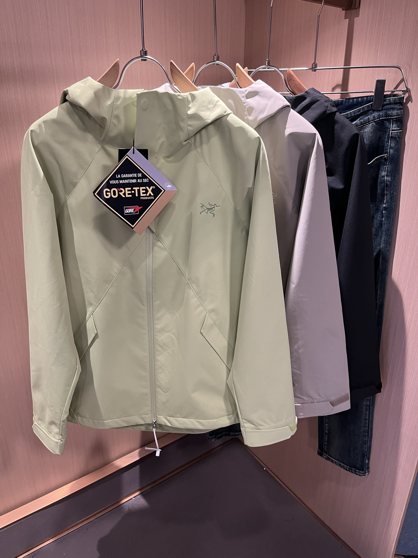 NO:568815,ARCTER *  In addition to its considerable attainments in style design, the most obvious or best thing is that it has deeper unique insights and attainments in fabrics. Through continuous structural research and problem solving, it is characterized by unique research on fabrics. These alone are enough to support it to become one of the leading new logo brand images in the clothing manufacturing industry. This model is made of quick-drying fabric!  Through precision workmanship, the hand feels smooth and soft, and it has both natural beauty and comfort. The large body shape is simple and clean, and the fabric shows a different hazy structural beauty. It is exclusively customized by opening a mold. The fabric tests the skills of the workers and can be smooth and compliant without wrinkles!  Logo pattern laminated design on the chest!  It really tests the handicrafts of each master!  It makes the whole thing clean and neat, without leaving a trace of thread. Nowadays, the neutrality that is pursued in life is also more refined in life!  Size M-3XL,arc'teryx,jackets & coats,jackets & coats,alexander wang19860909ARCTER*X始*祖鸟 2025秋冬新款男女同款夹克外套,户外品牌可能大家第一想到的就是加拿大鹅、始祖鸟.给人一种标签试的感觉！除了在款式设计上颇有造诣之外,最明显或者说最为拿手的,应该就是在面料上的拥有更深独特见解跟造诣了.通过不断地结构研究和问题处理,在以面料独特研究为特征,仅凭这些就已经足以支撑其成为服装制造行业中,首屈可数的新标志品牌形象.此款采用速干面料材质！通过精工手感细滑柔软,同时兼具自然美感跟舒适度.大身上版型裁剪简洁干净,面料上显现出了不一样朦胧的结构性美感来.独家开模定制而成,面料及其考验工人的技术,能做到平整服帖又不起皱！胸前logo图案压胶设计！真的是很考验每位师傅的手工制作！使得整体干净利索,不留一丝线头.现在对于生活有所追求的中性也在生活中更为精致！尺码M-3XL,arc'teryx,jackets & coats,jackets & coats,alexander wang,Men's clothing