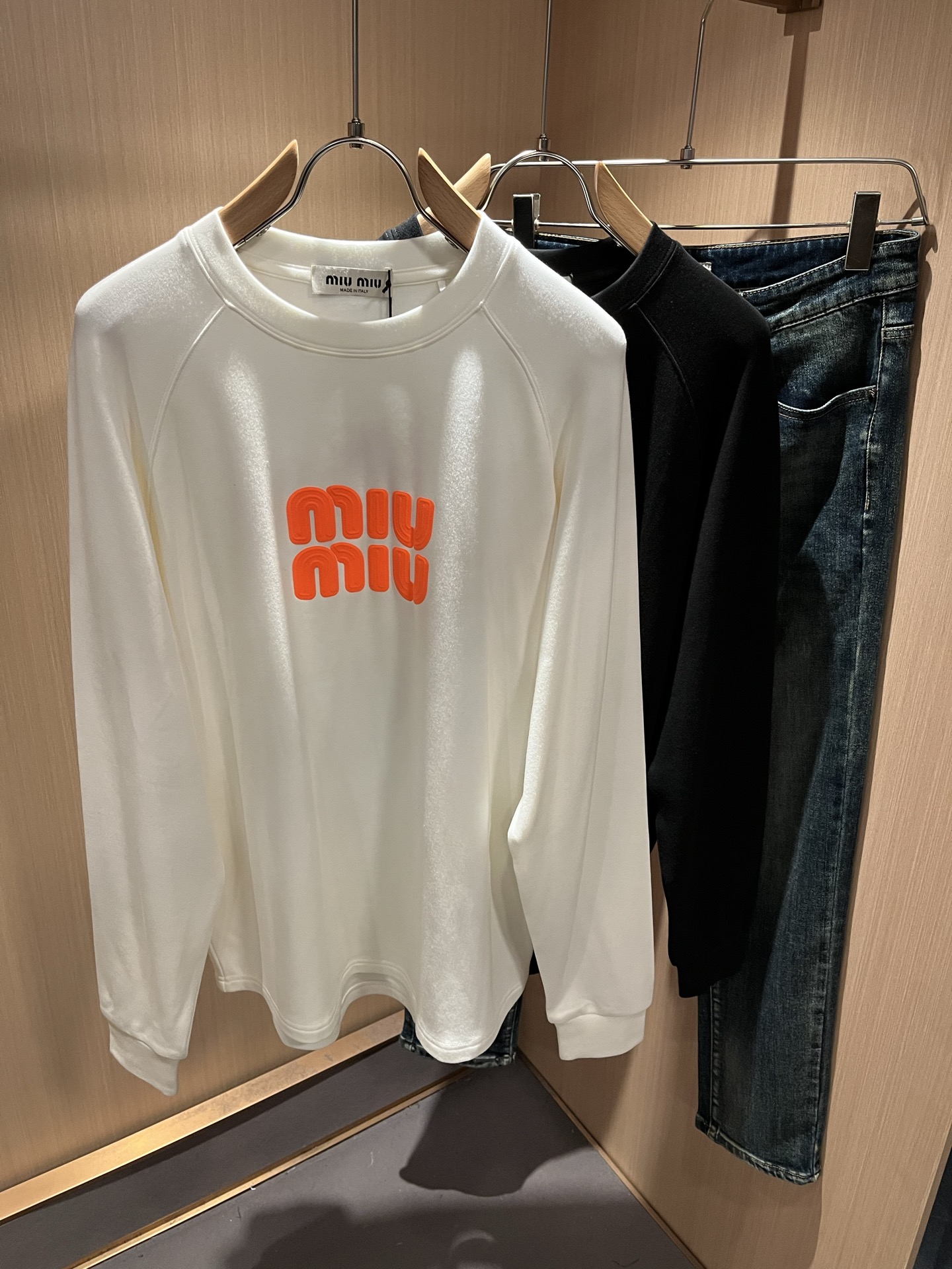 NO:565139,MIUMIU 2025 new autumn and winter new men's and women's base layer shirts, the brand's latest design elements!  It’s neither monotonous nor complicated, just the right amount to show off your taste!  Top quality laminated logo design for customers!  Comfortable, sweat-absorbent and breathable are not a problem at all. The unique luxury feel of the fabric presents a simple and elegant temperament!  Adhesive logo design on the chest!  Full three-dimensional! Standard cutting design!  Every detail is in sync with high-end fashion. Size: M-3XL, miumiu, alexander wang19860909MIUMIU 谬谬2025秋冬新款男女同款打底衫,品牌最新设计元素！既不单调也不复杂,恰到好处的展现品味！客供顶级压胶logo设计！舒适吸汗透气根本不在话下,面料独具的高奢感呈现简约优雅气质！胸前logo压胶设计！饱满立体!标准裁剪设计！每一处细节都是与高端时尚同步的体现.尺码:M-3XL,,miumiu,alexander wang,Men's clothing