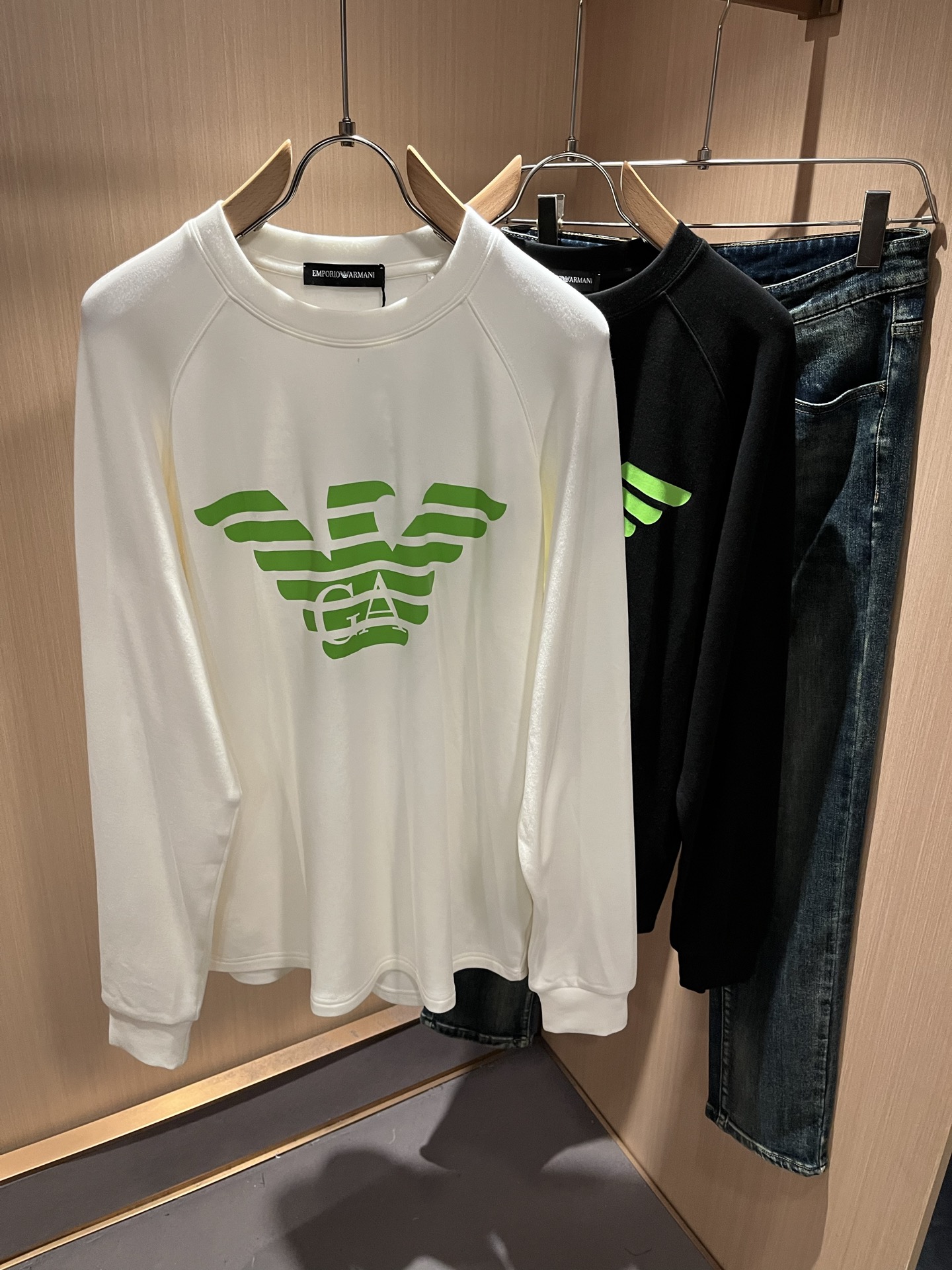 NO:565119,Arman 2025 autumn and winter new casual long-sleeved bottoming shirt for men and women, original factory order, logo laminated design!  The simple design is exquisite and elegant, which is amazing!  Customized original and exclusive pure cotton fabric, soft and delicate to the touch, super comfortable on the upper body, and the ultimate wearing enjoyment!  Inheriting the classic version of the past, the upper body effect is naturally outstanding. It is simple to wear without too many accessories. It can easily create a sense of fashion, and the rate of return will also increase. Get it quickly!  Size S-XL, armani, alexander wang19860909Arman阿*尼2025秋冬新款男女同款休闲长袖打底衫,原单代工厂订单,标志logo压胶设计！简洁的设计精致优雅,令人叹服！定制原版专属纯棉面料,手感柔软细腻,上身超级舒适,极致的穿着享受！继承着以往的经典版型,上身效果自然而来的出彩,简单穿搭无需过多的饰物,轻松搭出时尚感,回头率也会随之提升.速度入手吧！尺码S-XL,,armani,alexander wang,Men's clothing