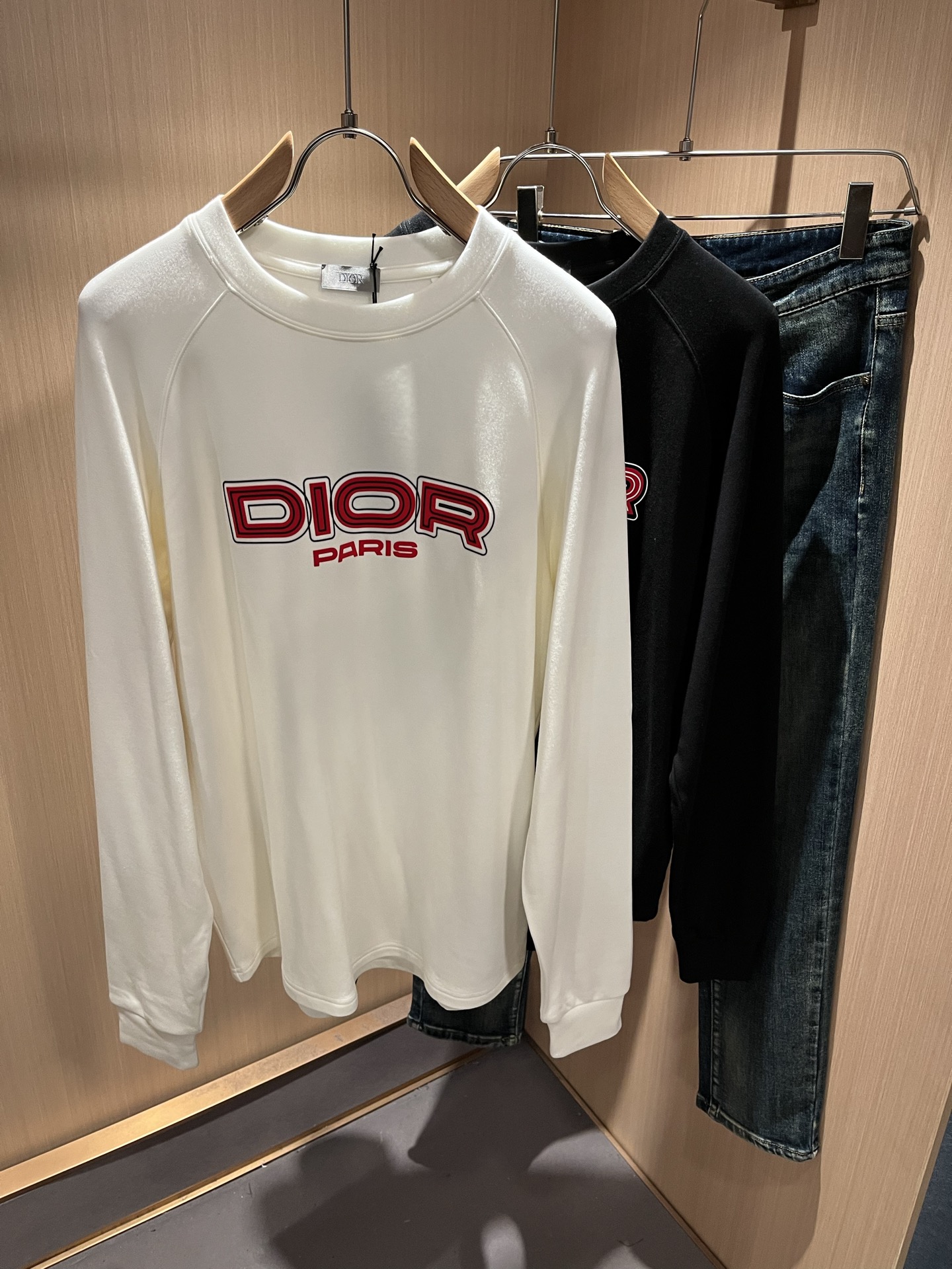 NO:566758,Dio*Dijia's new autumn and winter long-sleeved bottoming shirts for men and women are on sale simultaneously at counters!  Customized exclusive 260g pure cotton fabric, customized original craft thread, chest logo pattern laminated craft design!  Simple and elegant, easy to match and versatile, extremely high-grade, perfectly integrated into fashion and style, it is a top-notch fashionable style that is perfect for outer wear!  The whole thing gives people a natural feeling!  The ultimate classic versatile short-sleeved T-shirt, designed with the latest three-dimensional letter logo laminated elements!  The ultimate heavy work, the ultimate perfection!  Fans who pursue high quality should rush to buy it by themselves, and we sincerely invite all fans who know the goods to appreciate this model together!  !  Color Black White Size S-XL,,dior,dior,T-shirt,tees,t-shirt,alexander wang19860909Dio*迪家 秋冬新款男女同款长袖打底衫,专柜同步发售！定制专属260克纯棉面料,定制原版工艺螺纹,胸前logo图案压胶工艺设计！简约大方,从容百搭,档次极高,完美融入时尚还有风情感一款完美符合外穿的顶尖时髦气质款！整体给人浑然天成的感觉！极致经典的百搭型短袖T恤,采用最新的立体字母logo压胶元素设计！极致的重工极致的完美！追求高品质的粉丝们请自行抢购,诚邀所有识货的粉丝一同鉴赏此款！！颜色黑色 白色 尺码S-XL,,dior,dior,T-shirt,tees，t-shirt,alexander wang,Men's clothing