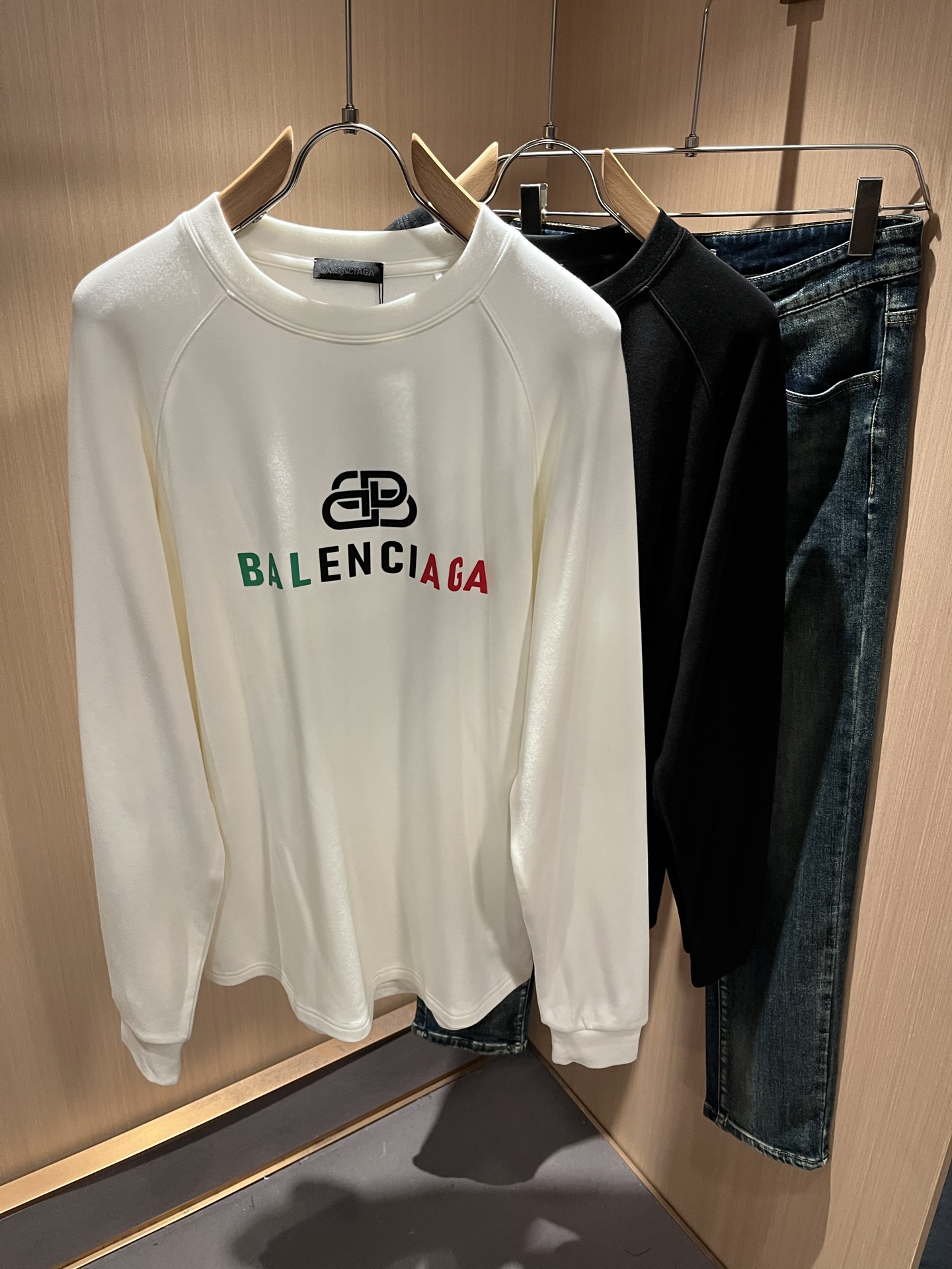 NO:566773,BALENCI*GA Paris*'s new autumn and winter long-sleeved bottoming shirts for men and women!  Fashionable casual short-sleeved T-shirt with catwalk pattern print!  Design logo laminated design!  It is highly designed and selected from 260g pure cotton fabrics supplied by customers. It feels soft and skin-friendly, comfortable and breathable. The real thing will definitely make you fall in love with it!  The round neck cut with loose shoulders and dropped shoulders, non-sexist style for couples to wear together, opens up a new fashion style!  Distinguish the market version of the high-definition series!  Size S-XL,,balenciaga,T-shirt,tees,t-shirt,alexander wang19860909BALENCI*GA巴黎*家 秋冬新款男女同款长袖打底衫！走秀图案印花时尚休闲短袖T恤衫！设计logo压胶设计！极具设计精选客供260g纯棉面料,手感柔软亲肤,着身舒适透气性都无法挑剔,实物绝对会让你爱不释手！宽松小落肩的圆领版型裁剪,无性别主义的情侣混穿款式,打开全新的时装新韵味！区别市场版本高定系列！尺码S-XL,,balenciaga,T-shirt,tees，t-shirt,alexander wang,Men's clothing