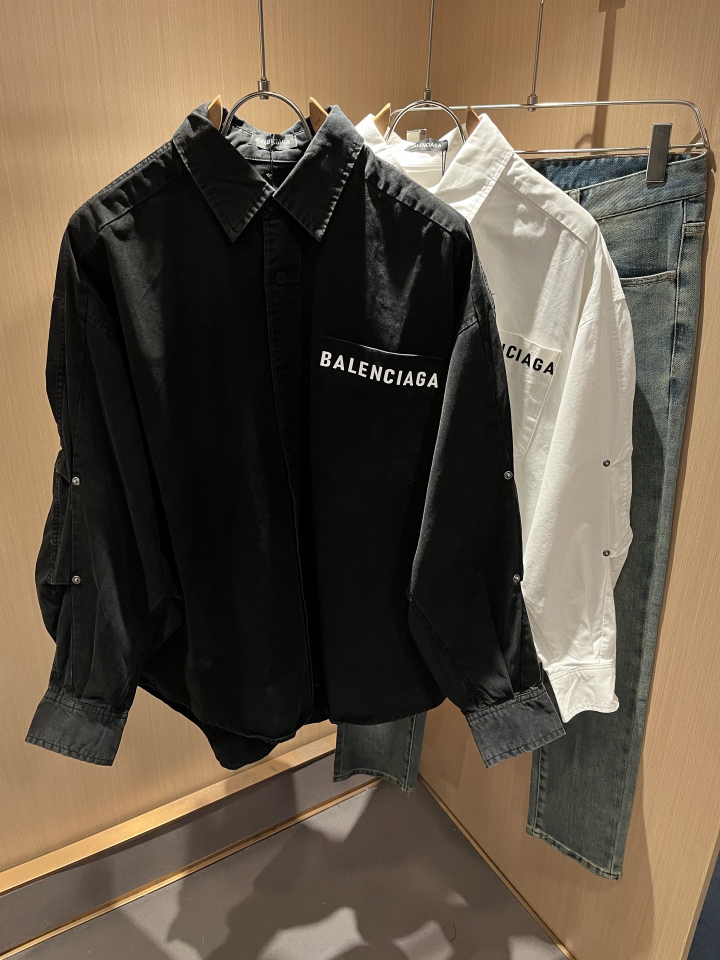 NO:564079,BALENCI*GA Paris* Home New Autumn and Winter Uniform Shirts for Men and Women, Fashionable Casual Shirts with Catwalk Pattern Printing, Logo Pattern Laminated Design!  It is made of specially designed poplin cotton fabrics supplied by customers. It feels soft and skin-friendly, comfortable and breathable. The real thing will definitely make you fall in love with it!  The round neck cut with loose shoulders and dropped shoulders, non-sexist style for couples to wear together, opens up a new fashion style!  Distinguish the market version of the high-definition series!  Size S-XL,,balenciaga,alexander wang19860909BALENCI*GA巴黎*家 秋冬新款男女同款衬衣,走秀图案印花时尚休闲衬衣,标志logo图案压胶设计！极具设计精选客供府绸棉面料,手感柔软亲肤,着身舒适透气性都无法挑剔,实物绝对会让你爱不释手！宽松小落肩的圆领版型裁剪,无性别主义的情侣混穿款式,打开全新的时装新韵味！区别市场版本高定系列！尺码S-XL,,balenciaga,alexander wang,Men's clothing