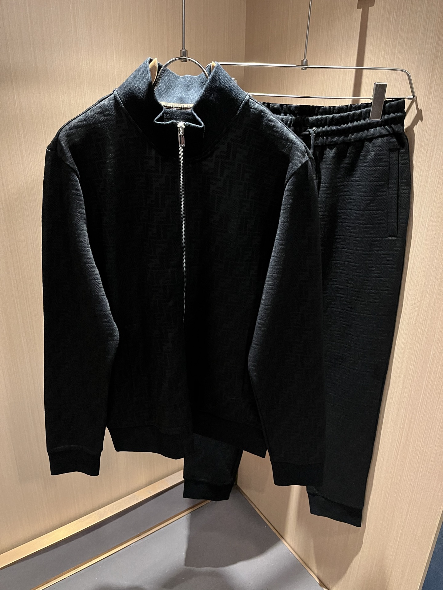 NO:566754,FEN Fen*di new autumn and winter men's casual suit, versatile and no age limit, panoramic logo FF logo LOGO design!  Whether you are a mature person or you like fashionable and well-matched items, this is a must-have item for boys’ wardrobes!  Customized original pure cotton fabric!  The upper body is stylish and the fit feels great. The clothes are tall and stylish, different from the low-end junk. The collar collapses without washing. Sizes M-3XL, fendi, alexander wang19860909FEN 芬*迪 秋冬新款男士休闲套装,百搭不限制年龄,全景标识FF标志LOGO设计！无论你是轻熟还是喜欢潮风搭配妥妥的,男生衣橱必备单品款！定制原版纯棉面料！上身有型并且贴服感受非常棒,衣服挺拔有型区别低端渣货,不会洗洗领子就塌了. 尺码M-3XL,,fendi,alexander wang,Men's clothing