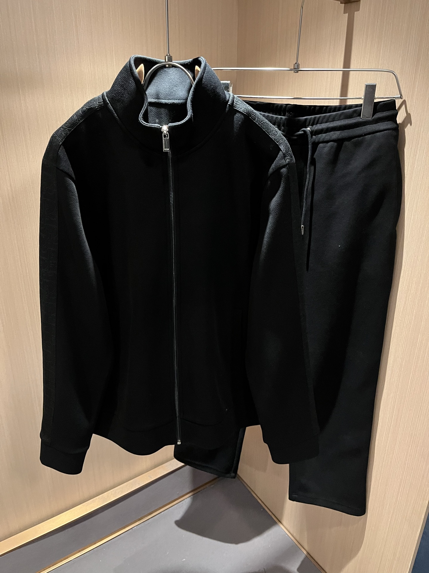 NO:566784,Dio*r's new autumn and winter casual suits for men and women are available through trading company channels and are sold simultaneously on the official website. The high-quality goods that men and women are most looking forward to are coming, allowing you to feel what true luxury has connotation! This suit is made of D's special pure cotton fabric, with a logo pattern design on the chest!  Full of brand style!  The surface is clean, smooth and shiny, and the texture is clearly visible through the screen. It is your most enjoyable wearing experience! It perfectly enhances the overall sense of luxury, and you can get the high-end luxury atmosphere at a glance! The basic and conventional jacket cut, the upper body is versatile, simple and unobtrusive, and can easily cope with various occasions and environments. It is undoubtedly a must-have product for daily commuting! Sizes M～3XL,, dior, dior, jackets & coats, alexander wang19860909Dio*r迪*奥秋冬新品男女同款休闲套装,贸易公司渠道稀出,同步官网发售,男神女神最为期待的精品狠货重磅来袭,让你感受到什么叫真正的高奢有内涵!此款套装选用D家专用纯棉面料制成,胸前logo图案设计！满满的品牌风格！表面整洁光滑且富有光泽,质感透过屏幕都显而易 见,你最为享受的穿着体验! 完美提升了整体的奢华档次感,一眼就能Get到的高端奢华气息!基础常规的夹克版型裁剪,上身百搭简约不挑人,轻松应对各种场合与环境,属于日常通勤必备的臻品无疑!尺码M～3XL,,dior,dior,jackets & coats,alexander wang,Men's clothing