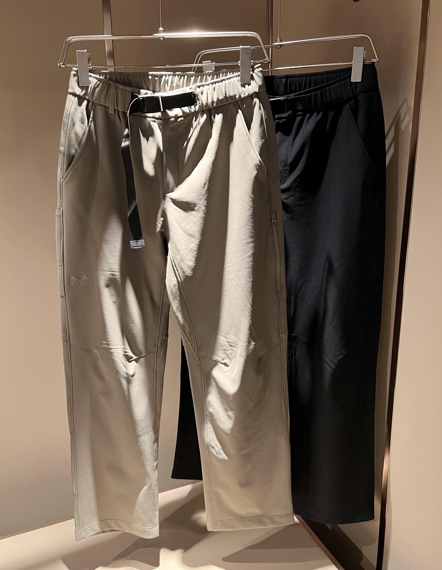 NO:566860,ARCTER *  In addition to its considerable attainments in style design, the most obvious or most proficient thing is that it has deeper unique insights and attainments in fabrics. Through continuous structural research and problem solving, it is characterized by unique research on fabrics. These alone are enough to support it to become one of the leading new logo brand images in the clothing manufacturing industry. This model is made of elastic spandex finely blended fabrics, and the trouser legs are designed with logo printing!  It feels smooth and soft, with natural beauty and comfort at the same time. The large-body cut is simple and clean, and the fabric shows a different hazy structural beauty. It is exclusively customized through mold opening, and the fabric is a test of the workers' skills. It can be smooth and compliant without wrinkles. It really tests the handicrafts of each master!  It makes the whole thing clean and neat, without leaving a trace of thread. Nowadays, men who are pursuing life are also more refined in their lives. Sizes M-4XL, arc'teryx, alexander wang19860909ARCTER*X始*祖鸟 秋冬新款休闲运动风格休闲裤,户外品牌可能大家第一想到的就是加拿大鹅、始祖鸟.给人一种标签试的感觉！除了在款式设计上颇有造诣之外,最明显或者说最为拿手的,应该就是在面料上的拥有更深独特见解跟造诣了.通过不断地结构研究和问题处理,在以面料独特研究为特征,仅凭这些就已经足以支撑其成为服装制造行业中,首屈可数的新标志品牌形象.此款采用弹力氨纶精工混纺面料,裤腿logo印花图案设计！手感细滑柔软,同时兼具自然美感跟舒适度.大身上版型裁剪简洁干净,面料上显现出了不一样朦胧的结构性美感来.独家开模定制而成,面料及其考验工人的技术,能做到平整服帖又不起皱,真的是很考验每位师傅的手工制作！使得整体干净利索,不留一丝线头.现在对于生活有所追求的男性也在生活中更为精致,尺码M-4XL,arc'teryx,alexander wang,Men's clothing