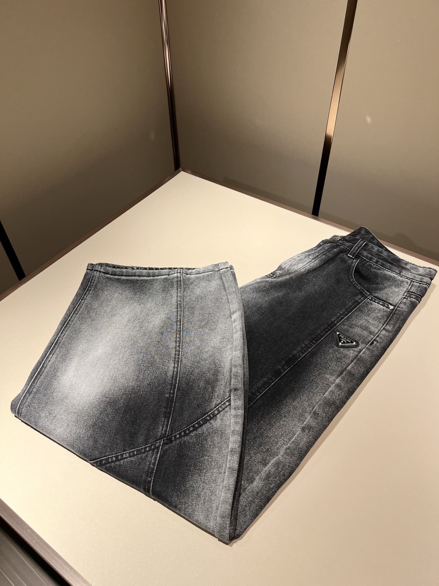 NO:568850,PRA*DA Prada 2025 autumn and winter new products are on sale!  High-end denim is versatile and pragmatic without being sensational!  Limited edition for Hong Kong, Macao and Taiwan!  !  Three-dimensional cutting pure cotton material!  Undertaken by a Taiwanese foreign trade company, the exquisite and delicate materials seem to be Prada’s patented high-quality customized original hardware logo design!  Not only the materials, colors and styles are carefully crafted, but the life philosophy behind the design coincides with the dual mentality of modern people pursuing practicality and fashionable beauty. Achieving a perfect balance between function and aesthetics is not only a display of fashion trends, but also the ultimate in modern aesthetics.19860909PRA*DA 普拉达 2025秋冬新品发售！牛仔高级百搭实用主义不哗众取宠！港澳台地区限定款！！立体裁剪纯棉材质！台湾外贸公司承接、材质精致细腻似乎是普拉达专利品质上乘 定制原版五金logo设计！不仅在材料、颜色与款式工夫,设计背后的生活哲学正巧契合现代人追求切身实用与流行美观的双重心态,在机能与美学之间取得完美平衡,不但是时尚潮流的展现,更是现代美学的极致.P的视野并没有局限时尚品牌核心价值中不可或缺的组成部分、的另一种选择替代风格成熟、尺码M-2XL,,prada,prada,alexander wang,Men's clothing