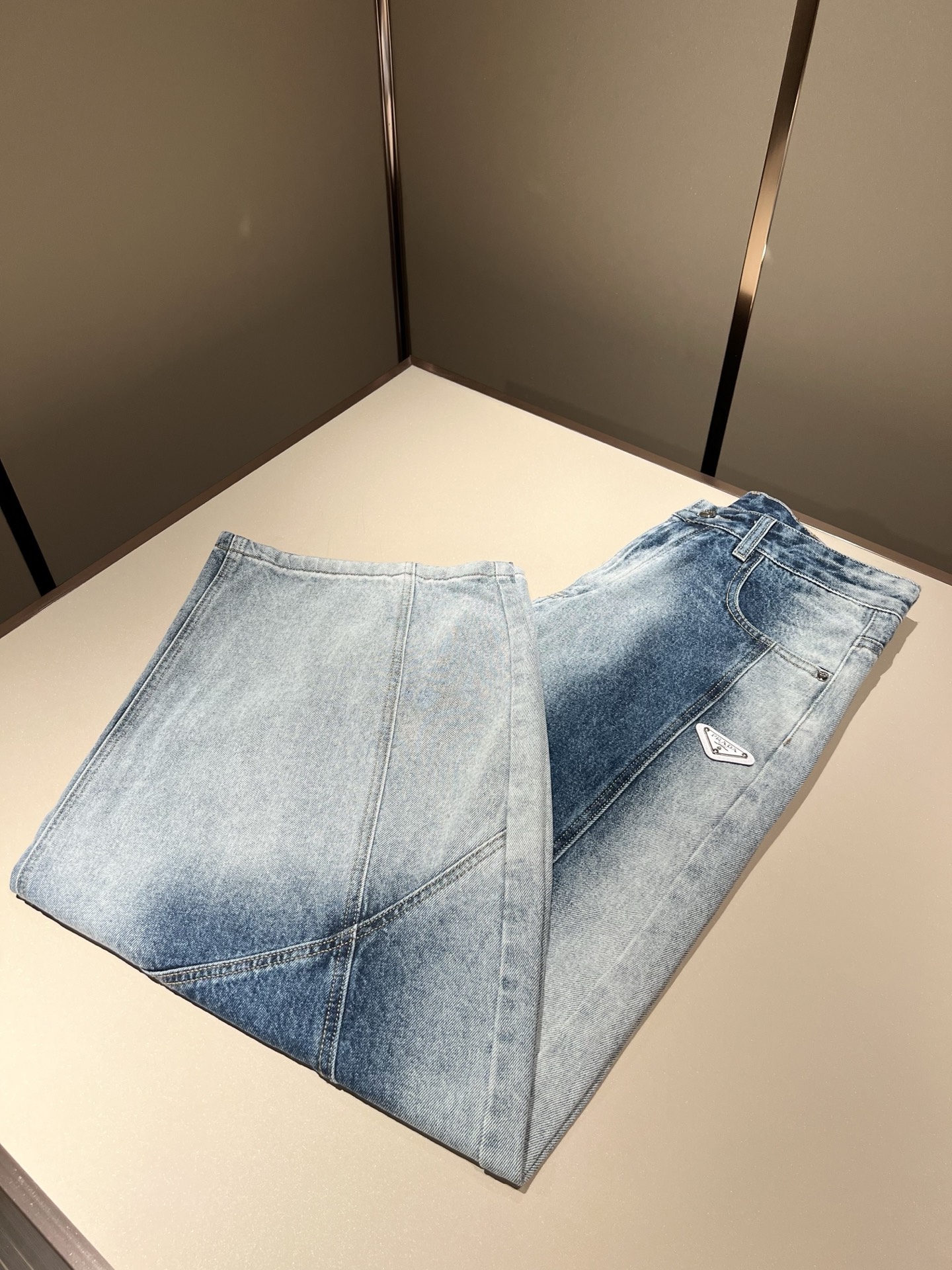 NO:566864,PRA*DA Prada new autumn and winter products are on sale!  High-end denim is versatile and pragmatic without being sensational!  Limited edition for Hong Kong, Macao and Taiwan!  !  Three-dimensional cutting pure cotton material!  Undertaken by a Taiwanese foreign trade company, the exquisite and delicate materials seem to be Prada’s patented high-quality customized original hardware logo design!  Not only the materials, colors and styles are carefully crafted, but the life philosophy behind the design coincides with the dual mentality of modern people pursuing practicality and fashionable beauty. Achieving a perfect balance between function and aesthetics is not only a display of fashion trends, but also the ultimate in modern aesthetics.19860909PRA*DA 普拉达 秋冬新品发售！牛仔高级百搭实用主义不哗众取宠！港澳台地区限定款！！立体裁剪纯棉材质！台湾外贸公司承接、材质精致细腻似乎是普拉达专利品质上乘 定制原版五金logo设计！不仅在材料、颜色与款式工夫,设计背后的生活哲学正巧契合现代人追求切身实用与流行美观的双重心态,在机能与美学之间取得完美平衡,不但是时尚潮流的展现,更是现代美学的极致.P的视野并没有局限时尚品牌核心价值中不可或缺的组成部分、的另一种选择替代风格成熟、尺码M-2XL,,prada,prada,alexander wang,Men's clothing