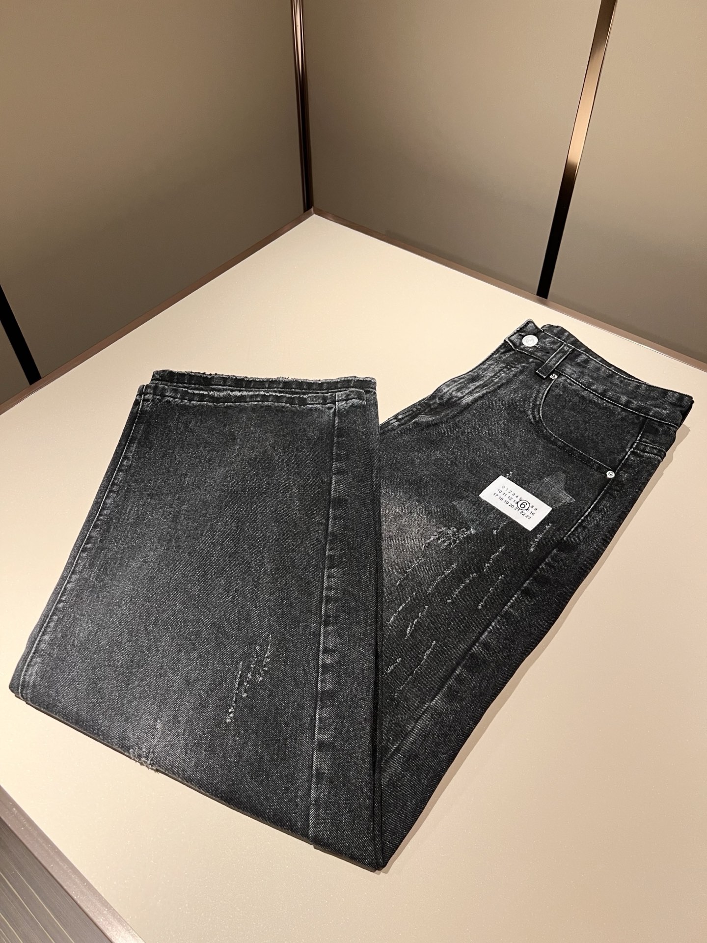 NO:566868,Maison margiel's new autumn and winter casual jeans for men and women are on sale simultaneously at counters!  Customized exclusive washed cotton fabric, trouser legs with glued logo design!  Simple and elegant, easy to match and versatile, extremely high-grade, perfectly integrated into fashion and style, it is a top-notch fashionable style that is perfect for outer wear!  The whole thing gives people a natural feeling!  The ultimate classic versatile casual pants, customized with original pure cotton fabric!  The ultimate heavy work, the ultimate perfection!  Fans who pursue high quality should rush to buy it by themselves, and we sincerely invite all fans who know the goods to appreciate this model together!  !  Size M-2XL,masion margiela,jeans,alexander wang19860909马吉拉 maison margiel 秋冬新款男女同款休闲牛仔裤,专柜同步发售！定制专属洗水纯棉面料,裤腿压胶logo设计！简约大方,从容百搭,档次极高,完美融入时尚还有风情感一款完美符合外穿的顶尖时髦气质款！整体给人浑然天成的感觉！极致经典的百搭型休闲裤,定制原版纯棉面料！极致的重工极致的完美！追求高品质的粉丝们请自行抢购,诚邀所有识货的粉丝一同鉴赏此款！！尺码M-2XL,,masion margiela,jeans,alexander wang,Men's clothing