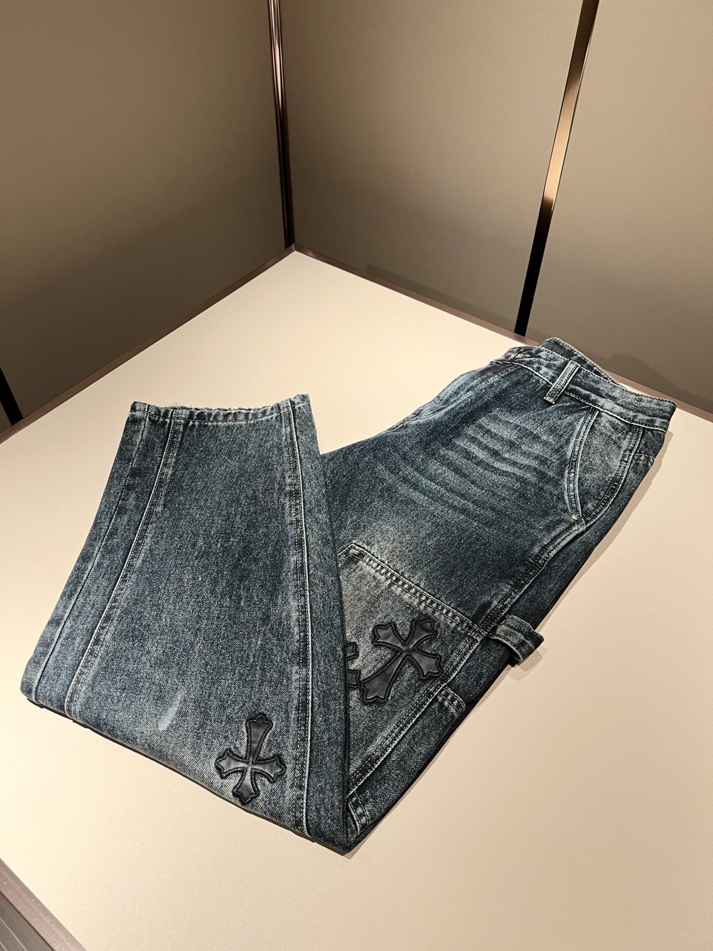 NO:565136,Chrome hear*s grams * heart 2025 new autumn and winter jeans!  Classic silver jewelry accessories series!  The same casual pants for men and women that you recognize from the bottom of your heart, and become more rare as time goes by, the trendy king of the high street, that is the trendy brand chrome  Hear*s conquers your heart. To be honest, wearing Crocs is very trendy. If you pair it with denim, it will be trendy. There is no words to say that it is trendy on the streets. It is made of custom-made original pure cotton material, and the fabric has a unique feel. This kind of comfort is worn on the body, and the upper body is really not picky. The casual and unrestrained taste is particularly sufficient, which enhances the sense of fashion and appearance, and this type of pants is particularly easy to match with various types of shoes. Where is the recognition? The trouser leg pockets are designed with logo hardware!  Heavy customization!  Tough enough, not easy to wear, the details are very good. Size 29-34,,chrome hearts,chrome hearts,jeans,alexander wang19860909Chrome hear*s克*心 2025秋冬新款牛仔裤！经典银饰辅料系列！男女同款一款让你从心底认可的休闲裤,并且经过时间的推移而让你更加珍稀,潮流的高街之王,那就是潮牌chrome hear*s克*心,穿克罗心的实话讲很潮了,如果连牛仔也一起搭配,那就是潮爆了,潮爆街头没话说.定制原版纯棉材质制成,面料手感一绝,这种舒适感穿在身上,上身真心不挑人,休闲潇洒的味道特别足,提升时尚感和颜值,并且这样的裤型特别好搭配各种类型的鞋子.辨识度就在哪里,裤腿口袋logo五金搭配设计！重工定制！韧性足,不易磨损,细节工艺非常到位.尺码29-34,,chrome hearts,chrome hearts,jeans,alexander wang,Men's clothing