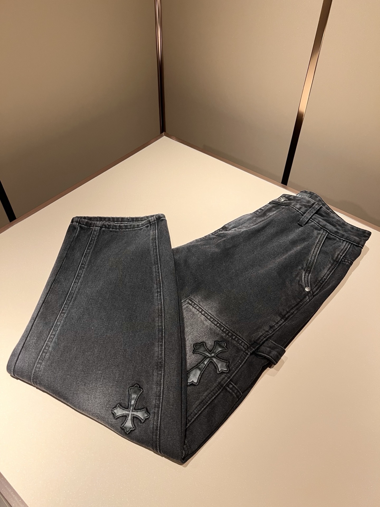 NO:566874,Chrome hear*s grams * heart new autumn and winter jeans!  Classic silver jewelry accessories series!  The same casual pants for men and women that you recognize from the bottom of your heart, and become more rare as time goes by, the trendy king of the high street, that is the trendy brand chrome  Hear*s conquers your heart. To be honest, wearing Crocs is very trendy. If you pair it with denim, it will be trendy. There is no words to say that it is trendy on the streets. It is made of custom-made original pure cotton material, and the fabric has a unique feel. This kind of comfort is worn on the body, and the upper body is really not picky. The casual and unrestrained taste is particularly sufficient, which enhances the sense of fashion and appearance, and this type of pants is particularly easy to match with various types of shoes. Where is the recognition? The trouser leg pockets are designed with logo hardware!  Heavy customization!  Tough enough, not easy to wear, the details are very good. Size 29-34,,chrome hearts,chrome hearts,jeans,alexander wang19860909Chrome hear*s克*心 秋冬新款牛仔裤！经典银饰辅料系列！男女同款一款让你从心底认可的休闲裤,并且经过时间的推移而让你更加珍稀,潮流的高街之王,那就是潮牌chrome hear*s克*心,穿克罗心的实话讲很潮了,如果连牛仔也一起搭配,那就是潮爆了,潮爆街头没话说.定制原版纯棉材质制成,面料手感一绝,这种舒适感穿在身上,上身真心不挑人,休闲潇洒的味道特别足,提升时尚感和颜值,并且这样的裤型特别好搭配各种类型的鞋子.辨识度就在哪里,裤腿口袋logo五金搭配设计！重工定制！韧性足,不易磨损,细节工艺非常到位.尺码29-34,,chrome hearts,chrome hearts,jeans,alexander wang,Men's clothing