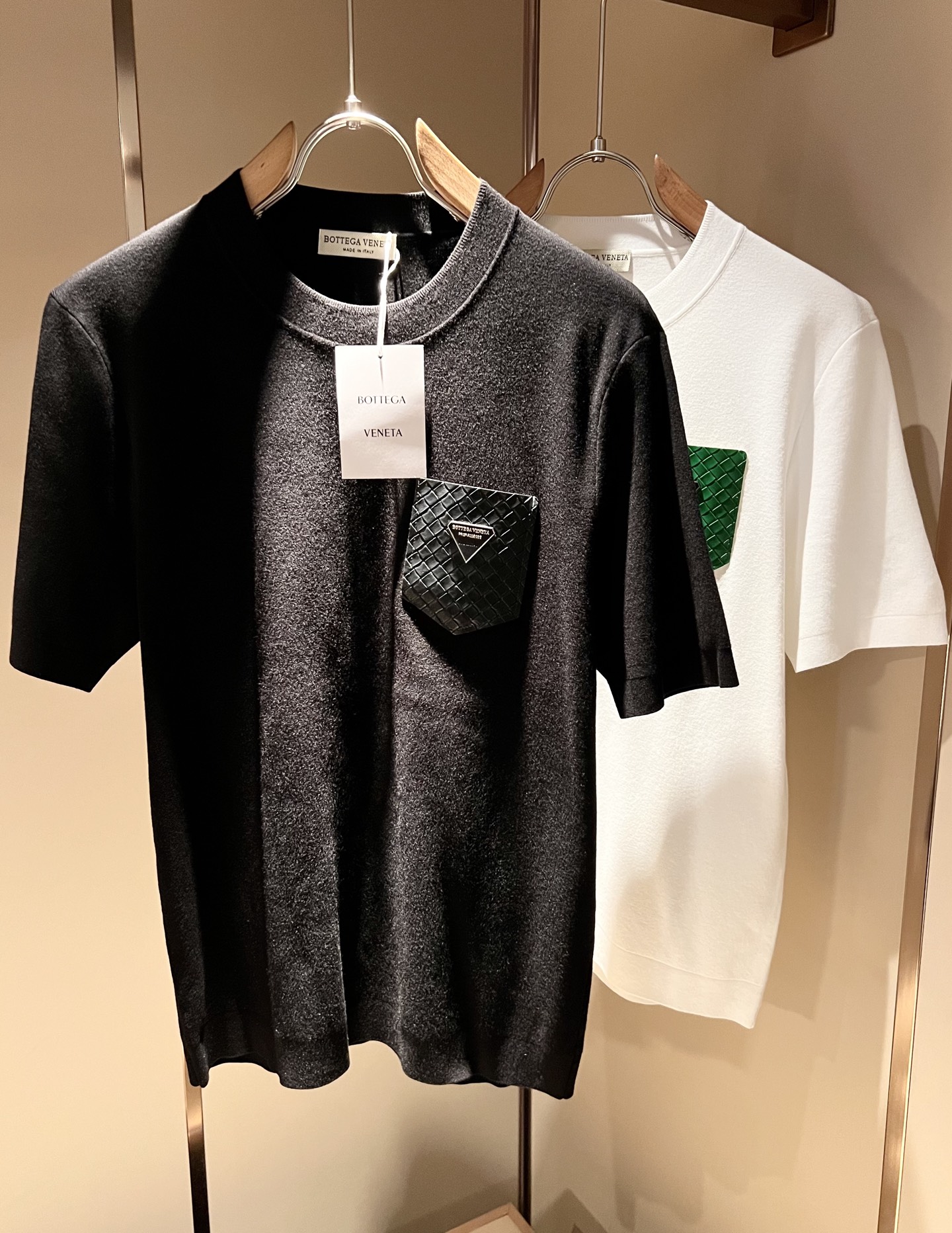 NO:565145,Bottega Vene*a 2025 new autumn and winter new knitted short-sleeved T-shirt for men and women. This is the best solid color high-quality knitted sweater so far this year!  !  !  Customized exclusive knitted fabrics for customers, panoramic woven plaid pattern crochet design!  Logo leather pattern design on the chest!  These alone are enough to beat the ordinary styles on the market. BV is really going all out this year!  Botte**Veneta 2025 autumn and winter series, an order from a Taiwan trading company, is also available at Lane Crawford in Hong Kong. The unique design style is simple and elegant, suitable for both business and leisure. These days, only the original trading company dares to make many colors that can rival the counters, meeting the matching needs of all men!  !  The details are in place and are vividly reflected under natural light. You can see this at a glance when you first pick it up, and it instantly improves the texture of the clothes. And the fabric of this style of clothes!  Size M-3XL,,bottega veneta,bottega veneta,T-shirt,tees,t-shirt,alexander wang19860909BottegaVene*a宝*嘉 2025秋冬新款男女同款针织短袖T恤,衫这是今年目前为止最牛批的一款纯色高品质针织衫！！！客供定制专属针织面料,全景编织格纹图案钩织设计！胸前logo皮革图案设计！光是这些就足够吊打市面上那些一般的款式了,BV今年是真的要火力全开了！Botte**Veneta 2025秋冬系列,来自台湾贸易公司的订单,香港连卡佛也有售.独特的设计风格简约大气,商务休闲两不误,这年头也只有原单贸易公司才敢做出足以匹敌专柜的诸多颜色来,满足一切男士的搭配需求！！细节到位自然光下体现的淋漓尽致.这个您入手一目了然,瞬间提升了衣服的质感.并且此款衣服面料！尺码 M-3XL,,bottega veneta,bottega veneta,T-shirt,tees，t-shirt,alexander wang,Men's clothing