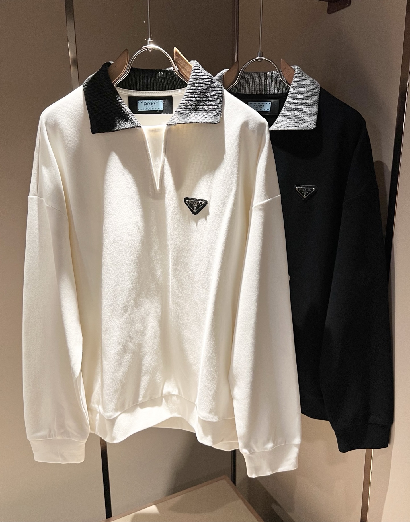 NO:565176,PRAD*A's new 2025 autumn and winter long-sleeved sweatshirts for men and women, the latest model is exclusively available on the entire network!  !  ~It is both classic and fashionable, who doesn’t love it? It shows the classic again, it is very eye-catching, and it has a low-luxury aura and recognition!  Pr*da's traditional brand concept and modern advanced technology are perfectly combined. Coupled with an extremely modern and simple design, Pr*da's exclusive three-dimensional logo pattern badge design!  Customized fabrics made of 100% imported pure cotton!  The texture of this model is quite impressive. You can tell the specifications and grades at your fingertips. The level of finesse and breathability are top-notch!  Size S-2XL,,prada,hoodie,sweatshirts,alexander wang19860909PRAD*A普*达2025秋冬新款男女同款长袖卫衣,最新款全网独家首上！！~既经典有时尚百搭,谁不爱啊,将经典再次展现,非常的耐看,自带低奢光环与辨识度！Pr*da传统的品牌理念和现代化的先进技术进行了完美结合.加上极其现代摩登风范的简约设计,p家专属立体logo图案徽章设计！定制百分百进口纯棉的面料！此款的质感相当感人 触手便知规格档次 细腻程度与透气效果堪称顶级！尺码S-2XL,,prada,hoodie,sweatshirts,alexander wang,Men's clothing