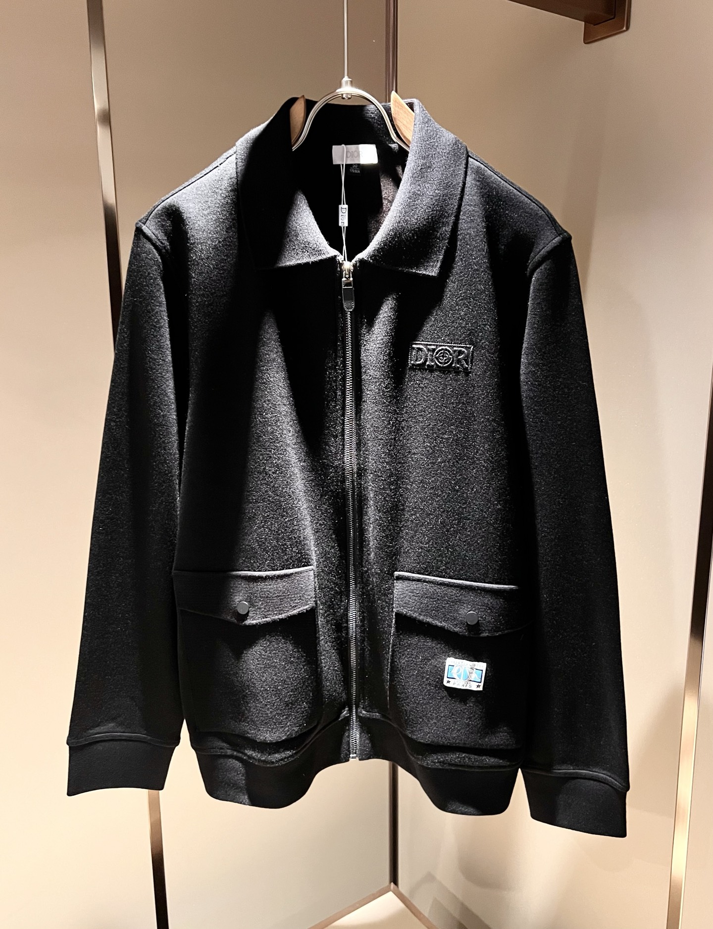 NO:565181,Dio*r 2025 autumn and winter men's casual knitted wool cardigans, the latest fashionable casual zipper jackets, are rarely available in trading company channels, and are sold simultaneously on the official website. The most anticipated high-quality goods by gods and goddesses are coming, allowing you to feel what true luxury has connotation! This jacket is made of D family's special knitted fabric, full of brand style!  The surface is clean, smooth and shiny, and the texture is clearly visible through the screen. It is your most enjoyable wearing experience! It perfectly enhances the overall sense of luxury and class, and you can get the high-end luxury atmosphere at a glance! The basic and conventional jacket cut, the upper body is versatile, simple and not picky, and can easily cope with various occasions and environments. It is undoubtedly a must-have product for daily commuting! Sizes M～3XL,, dior, dior, jackets & coats, jackets & coats, alexander wang19860909Dio*r迪*奥 2025秋冬男士休闲针织羊毛开衫,最新时尚休闲拉链夹克,贸易公司渠道稀出,同步官网发售,男神女神最为期待的精品狠货重磅来袭,让你感受到什么叫真正的高奢有内涵!此款夹克外套选用D家专用针织面料制成,满满的品牌风格！表面整洁光滑且富有光泽,质感透过屏幕都显而易 见,你最为享受的穿着体验! 完美提升了整体的奢华档次感,一眼就能Get到的高端奢华气息!基础常规的夹克版型裁剪,上身百搭简约不挑人,轻松应对各种场合与环境,属于日常通勤必备的臻品无疑!尺码M～3XL,,dior,dior,jackets & coats,jackets & coats,alexander wang,Men's clothing