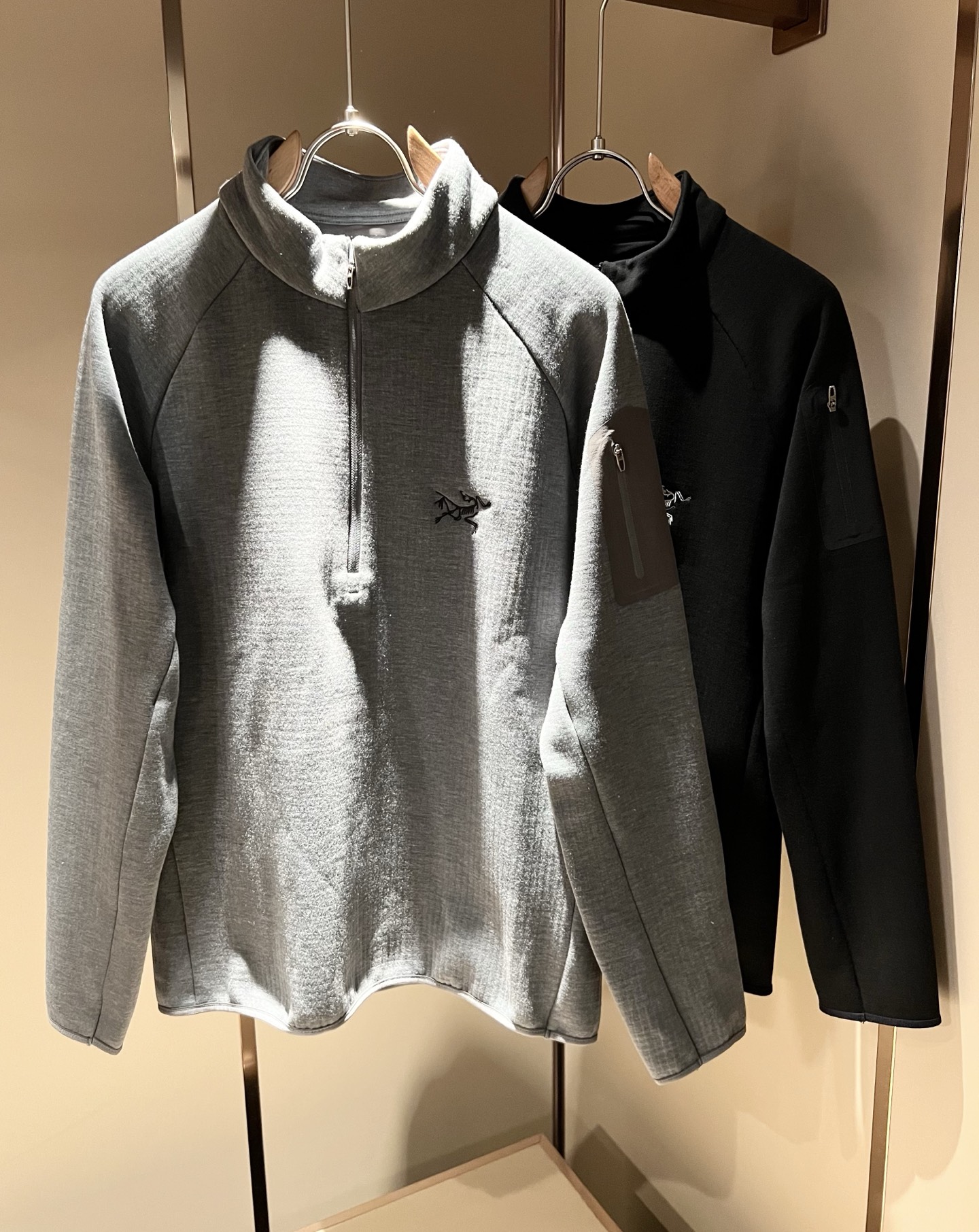 NO:565191,ARCTER *  In addition to its considerable attainments in style design, the most obvious or best thing is that it has deeper unique insights and attainments in fabrics. Through continuous structural research and problem solving, it is characterized by unique research on fabrics. These alone are enough to support it to become one of the leading new logo brand images in the clothing manufacturing industry. This model is made of quick-drying fabric!  Polar fleece fabric design!  Through precision workmanship, the hand feels smooth and soft, and it has both natural beauty and comfort. The large body shape is simple and clean, and the fabric shows a different hazy structural beauty. It is exclusively customized by opening a mold. The fabric tests the skills of the workers and can be smooth and compliant without wrinkles!  Logo print design on the chest!  It really tests the handicrafts of each master!  It makes the whole thing clean and neat, without leaving a trace of thread. Nowadays, the neutrality that is pursued in life is also more refined in life!  Size M-3XL,arc'teryx,hoodie,sweatshirts,alexander wang19860909ARCTER*X始*祖鸟 2025秋冬新款男士卫衣,户外品牌可能大家第一想到的就是加拿大鹅、始祖鸟.给人一种标签试的感觉！除了在款式设计上颇有造诣之外,最明显或者说最为拿手的,应该就是在面料上的拥有更深独特见解跟造诣了.通过不断地结构研究和问题处理,在以面料独特研究为特征,仅凭这些就已经足以支撑其成为服装制造行业中,首屈可数的新标志品牌形象.此款采用速干面料材质！摇粒绒面料设计！通过精工手感细滑柔软,同时兼具自然美感跟舒适度.大身上版型裁剪简洁干净,面料上显现出了不一样朦胧的结构性美感来.独家开模定制而成,面料及其考验工人的技术,能做到平整服帖又不起皱！胸前logo图案印花设计！真的是很考验每位师傅的手工制作！使得整体干净利索,不留一丝线头.现在对于生活有所追求的中性也在生活中更为精致！尺码M-3XL,arc'teryx,hoodie,sweatshirts,alexander wang,Men's clothing