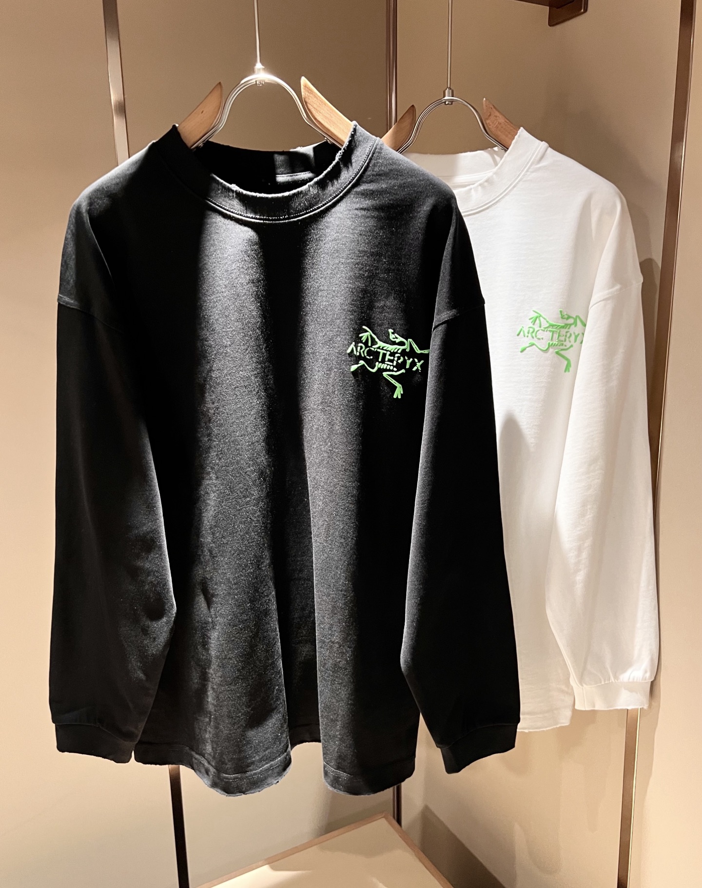 NO:565151,ARCTER *  In addition to its considerable attainments in style design, the most obvious or most proficient thing is that it has deeper and unique insights and attainments in fabrics. Through continuous structural research and problem solving, it is characterized by unique research on fabrics. These alone are enough to support it to become one of the leading new logo brand images in the clothing manufacturing industry. This model is made of pure cotton!  The fabric is carefully blended with pure cotton, and feels smooth and soft, with both natural beauty and comfort. The large-body cut is simple and clean, and the fabric shows a different hazy structural beauty. It is exclusively customized through mold opening. The fabric tests the skills of the workers and can be smooth, compliant and wrinkle-free!  Logo embroidery design on the chest!  It really tests the handicrafts of each master!  It makes the whole thing clean and tidy, without leaving a trace of thread. Nowadays, men who are pursuing life are also more refined in their lives!  Size M-2XL,arc'teryx,alexander wang19860909ARCTER*X始*祖鸟 2025秋冬新款男女同款休闲打底衫,户外品牌可能大家第一想到的就是加拿大鹅、始祖鸟.给人一种标签试的感觉！除了在款式设计上颇有造诣之外,最明显或者说最为拿手的,应该就是在面料上的拥有更深独特见解跟造诣了.通过不断地结构研究和问题处理,在以面料独特研究为特征,仅凭这些就已经足以支撑其成为服装制造行业中,首屈可数的新标志品牌形象.此款采用纯棉材质！通过精工混纺纯棉之后的面料,手感细滑柔软,同时兼具自然美感跟舒适度.大身上版型裁剪简洁干净,面料上显现出了不一样朦胧的结构性美感来.独家开模定制而成,面料及其考验工人的技术,能做到平整服帖又不起皱！胸前logo图案刺绣设计！真的是很考验每位师傅的手工制作！使得整体干净利索,不留一丝线头.现在对于生活有所追求的男性也在生活中更为精致！尺码M-2XL,arc'teryx,alexander wang,Men's clothing