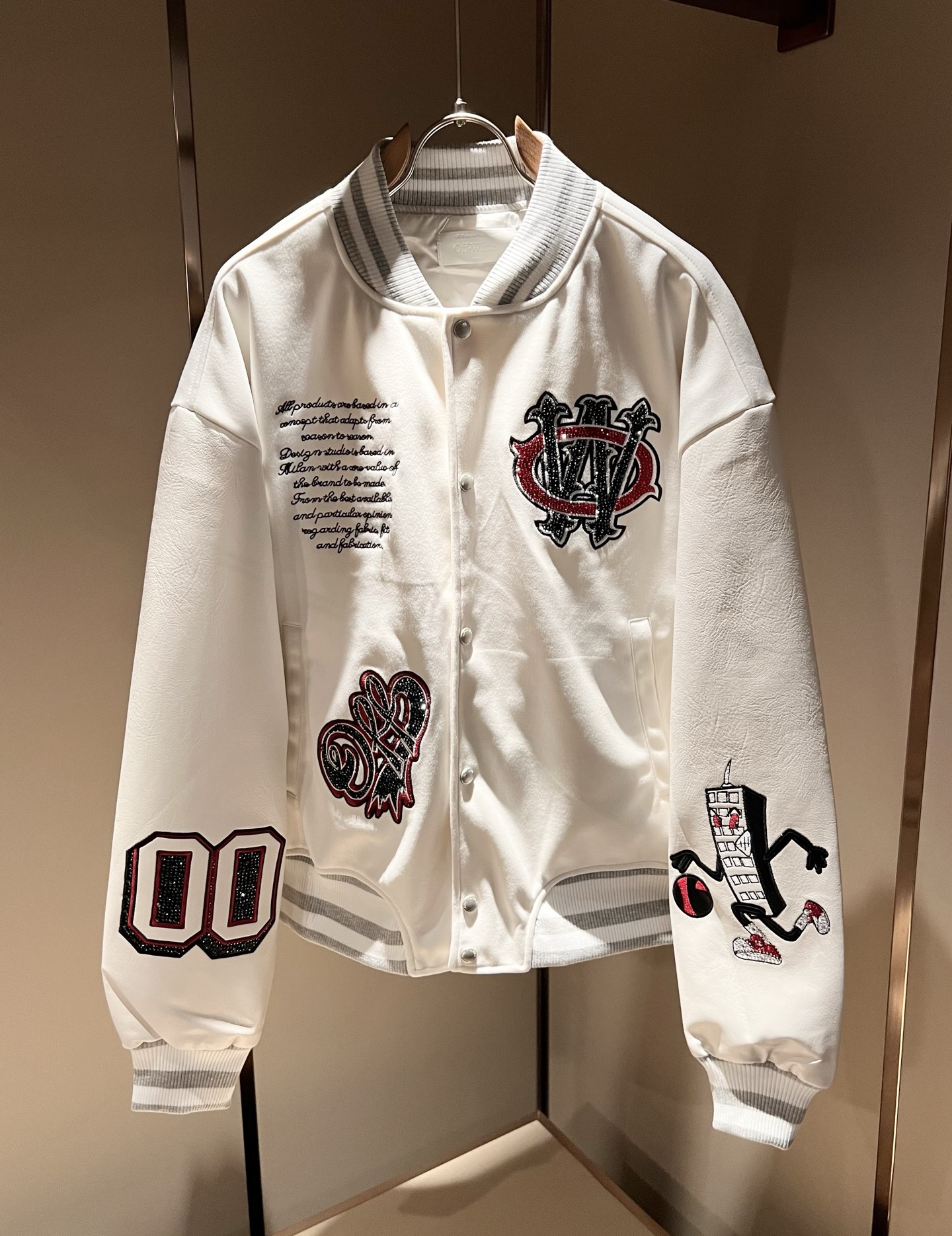 NO:565171,OFF WHITE 2025 new autumn and winter men's baseball uniform jacket, original order from Italy, a representative and full-scale boutique, a boutique worth buying for all fans!  Authentic Italian channel order, F high luxury popular product, a very hot item at the moment, with iconic logo embroidery decoration!  High-end goods worth keeping for yourself and giving away!  The family's most classic BUGS series style items are trendy and good-looking, full of trendy atmosphere, and extremely high-grade. It uses a very classic two-color combination, which gives people a strong visual impact and is highly recognizable. It is made of top-grade exclusive fabrics, feels soft, delicate and comfortable, and the appearance is quite high-end and classy!  It perfectly interprets the charm of the brand and leaves a deep impression on people. It is more fashionable and charming, and the upper body is simple, elegant and fashionable, and there is no pressure to wear it!  Wear it alone or paired with it, it’s a beautiful sight that can’t be ignored!  Sizes S-XL,,off white,jackets & coats,jackets & coats,alexander wang19860909OFF WHITE 2025秋冬新款男士棒球服夹克外套,意大利原厂订单,代表性十足,规格感十足的精品,所有粉丝都值得抢购的精品！纯正意代渠道订单,F高奢人气爆款产物,当下十分火爆的单品,标志性标识logo刺绣修饰！值得自留和送人的高端货！家族最为经典的BUGS系列款式单品,新潮又好看,潮流气息感十足,档次规格感极高,并且采用十分经典的双色搭配,给人的视觉冲击感相当强烈,有着极高的辨识度,顶级专属面料,打造,触感柔软细腻舒适,品相相当高级有档次！完美诠释品牌魅力,给人留下深刻印象.更具时尚与韵味,上身简约大方时尚,对于穿搭更是毫无压力！单穿内搭都极有味道,不可忽视的靓丽风景线！ 尺码S-XL,,off white,jackets & coats,jackets & coats,alexander wang,Men's clothing