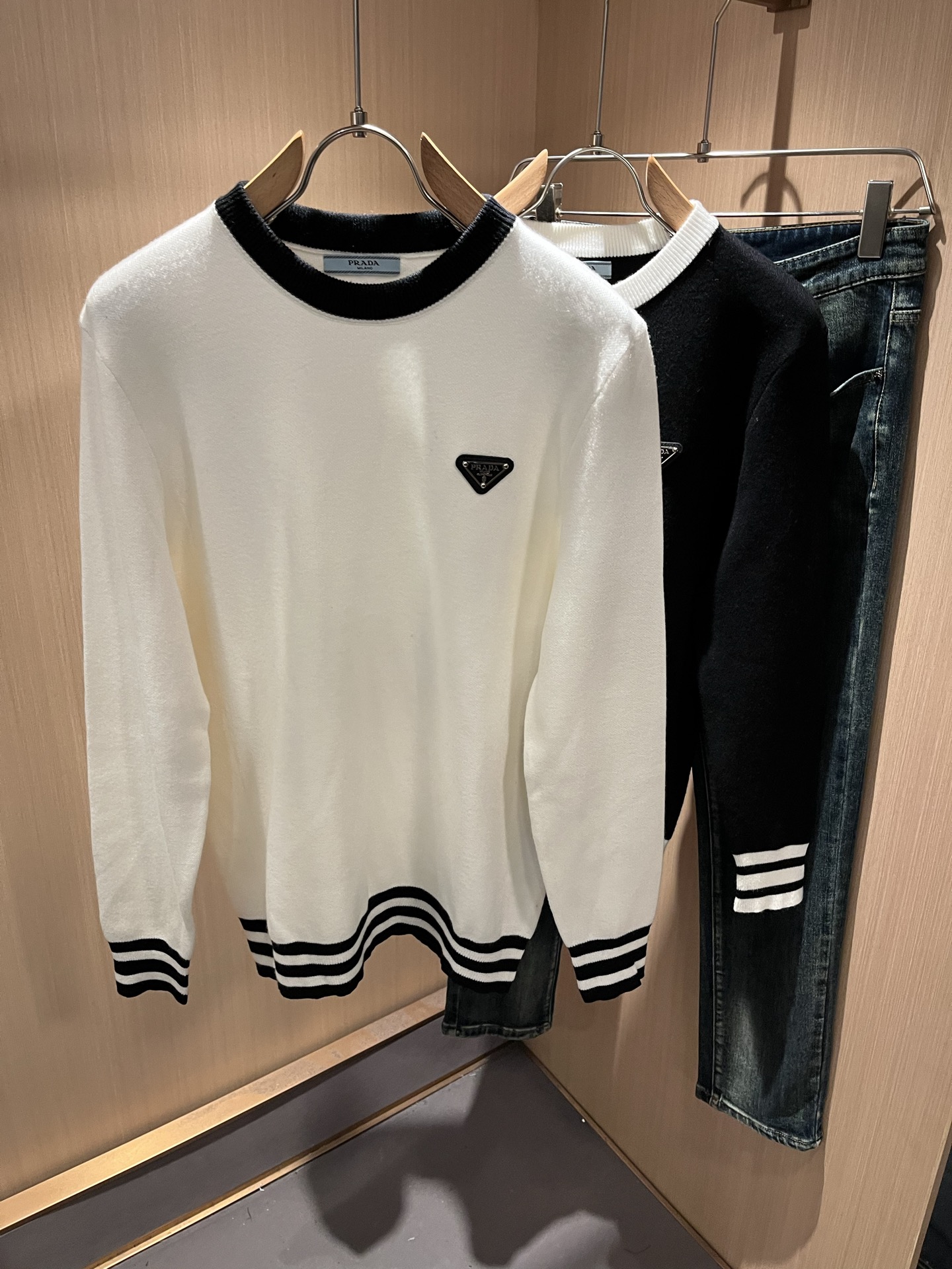 NO:568819,PRAD*A's 2025 new autumn and winter men's knitted woolen sweaters, the latest model is exclusively available on the entire network!  !  ~It is both classic and fashionable, who doesn’t love it? It shows the classic again, it is very eye-catching, and it has a low-luxury aura and recognition!  Pr*da's traditional brand concept and modern advanced technology are perfectly combined. Coupled with an extremely modern and simple design, Pr*da's exclusive three-dimensional triangle logo hardware design!  Customized 100% imported wool fabric!  The texture of this model is quite impressive. You can tell the specifications and grades at your fingertips. The level of finesse and breathability are top-notch!  Size M-3XL,,prada,alexander wang19860909PRAD*A普*达2025秋冬新款男士针织羊毛衫,最新款全网独家首上！！~既经典有时尚百搭,谁不爱啊,将经典再次展现,非常的耐看,自带低奢光环与辨识度！Pr*da传统的品牌理念和现代化的先进技术进行了完美结合.加上极其现代摩登风范的简约设计,p家专属立体三角标识五金设计！定制百分百进口羊毛面料！此款的质感相当感人 触手便知规格档次 细腻程度与透气效果堪称顶级！尺码M-3XL,,prada,alexander wang,Men's clothing