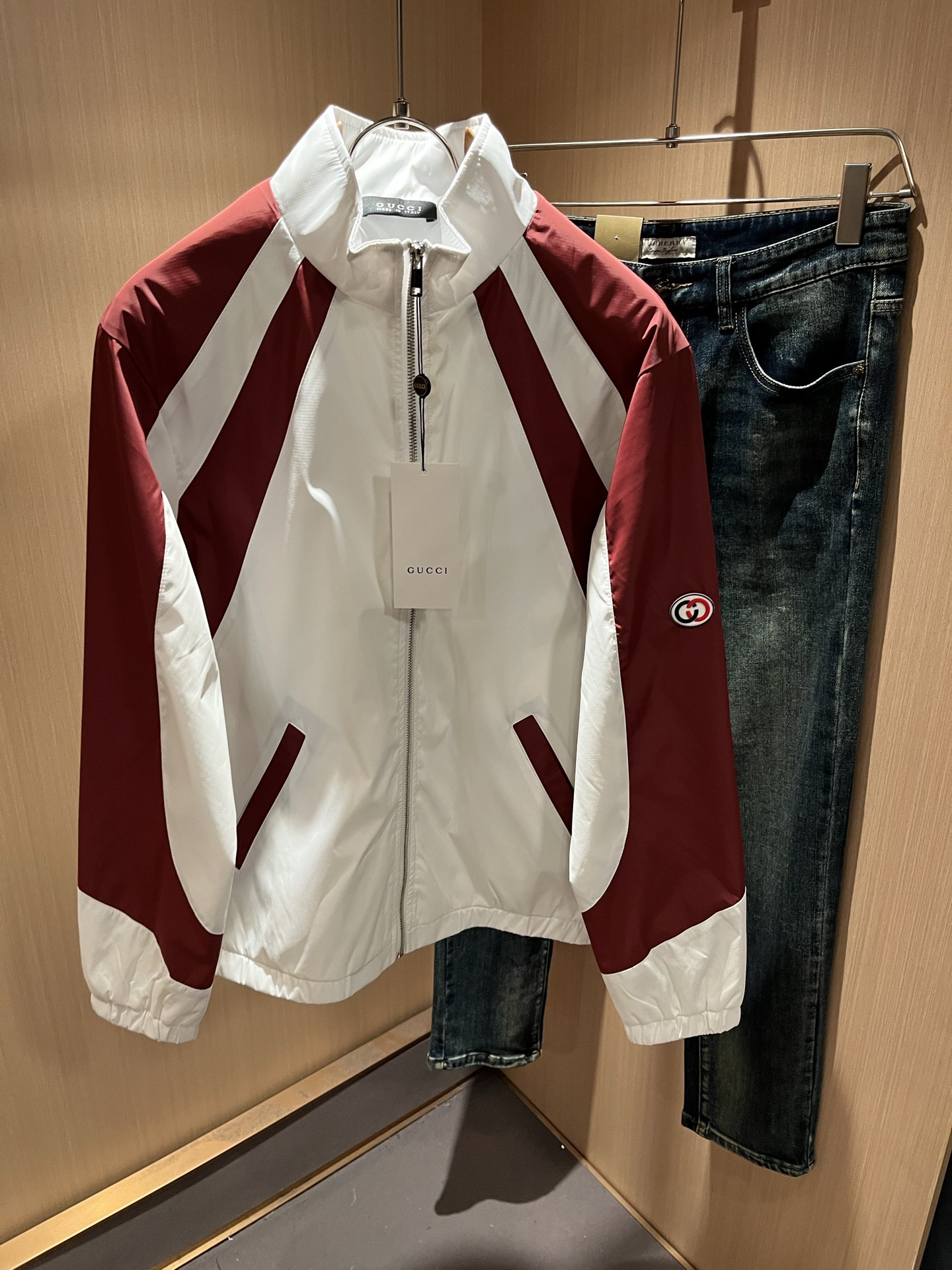 NO:568823,Gucc*Gujia 2025 autumn and winter latest series!  Jackets of the same style for men and women are rarely available through trading company channels and are also available on the official website at the same time!  New fashion element design!  Sleeve logo GG pattern logo badge design!  Injecting full vitality into the new series, it is made of imported polyester fiber fabrics supplied by customers. The fabric feels soft and delicate against the skin, and has an extremely comfortable and breathable wearing experience. The whole item is very eye-catching and fashionable, and is deeply loved by young people today!  Basic loose round neck cut, unisex style regardless of age and gender, suitable for matching all styles and looks you need in daily life!  It is recommended to wear couple outfits when going out on the street, it will be more eye-catching!  Size: M-3XL,,gucci,gucci,jackets & coats,jackets & coats,alexander wang19860909Gucc*古家 2025秋冬最新系列！男女同款夹克外套,贸易公司渠道稀出,同步官网发售 ！ 新时尚元素设计！袖子标识GG图案logo徽章设计！为全新系列注入满满活力,选客供进口聚酯纤维面料制成,面料手感亲肤柔软细腻,拥有着无比舒适透气性的穿着体验,整件单品极具吸睛度与时尚感,深受当下年轻人的喜爱！基础宽松的圆领版型裁剪,不分年龄与性别的中性款式,适合搭配你日常所需的所有风格与造型！建议搭配情侣装出街会更为养眼出色！尺码:M-3XL,,gucci,gucci,jackets & coats,jackets & coats,alexander wang,Men's clothing