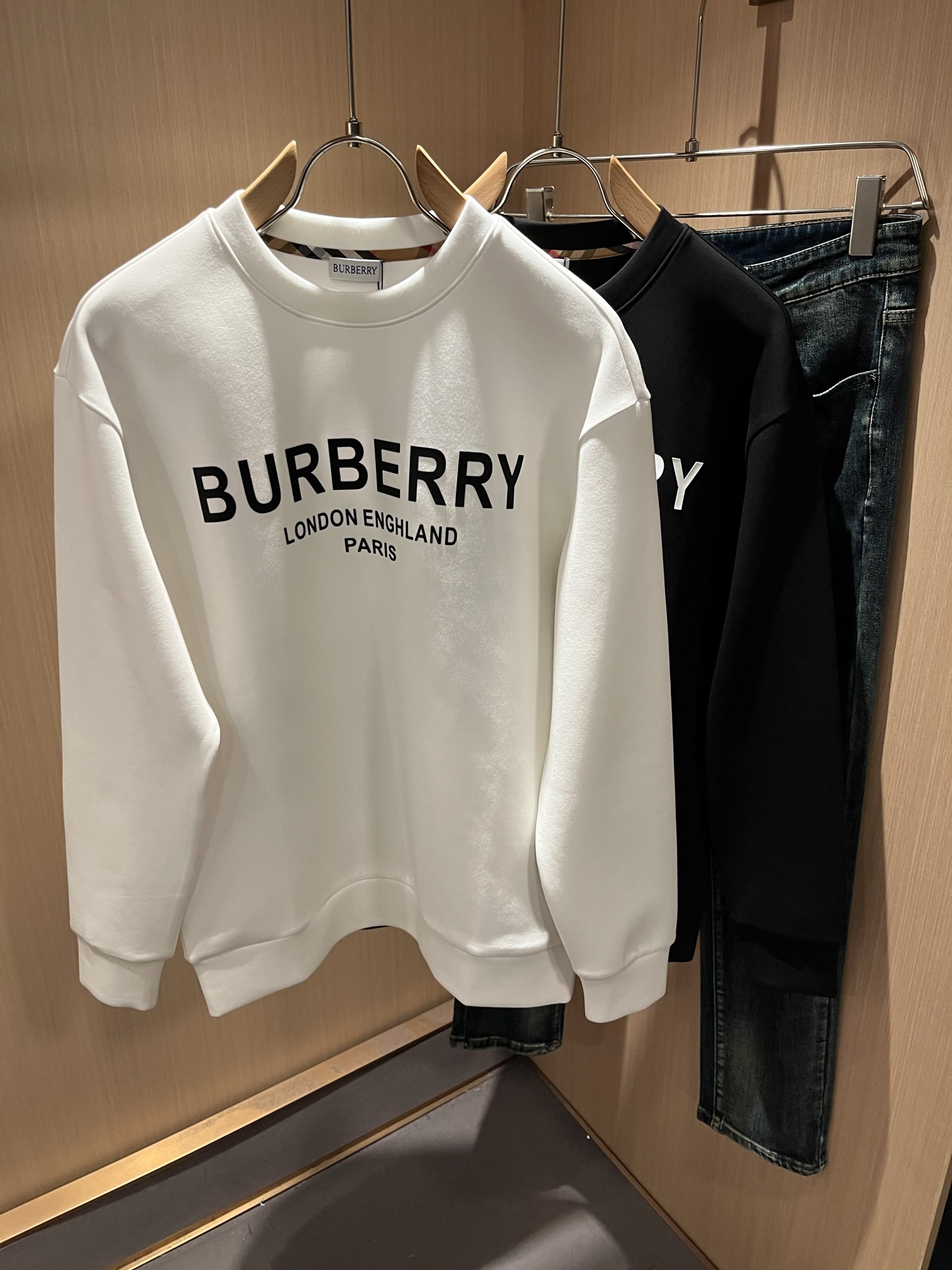 NO:568827,BURBER*Y 2025 autumn and winter new basic casual and versatile cotton round-neck sweatshirt for men and women, same style sweatshirt for men and women!  Trading company channels are rare and available on the official website simultaneously!  Logo printing design on the body!  With a refreshing and clean feeling!  This T-shirt is made of imported pure cotton materials supplied by customers. B’s materials are still impeccable. It is light, soft and delicate to the touch, skin-friendly and breathable, giving you the most comfortable wearing experience!  It blends perfectly with the fabric and has no gummy feel!  Basic and regular cut, perfect for daily casual wear, don’t rush to get it!  Size S-XL,,burberry,hoodie,sweatshirts,tees,t-shirt,alexander wang19860909BURBER*Y巴*莉 2025秋冬新款男女同款基础休闲百搭棉质圆领卫衣,男女同款卫衣！贸易公司渠道稀出,同步官网发售！衣身logo印花设计！带有一种清爽又干净的感觉！此款T恤衫甄选客供进口纯棉材质制作而成,B家的用料上依然是无法挑剔的,轻薄柔软细腻的手感,亲肤透气、给你最极致舒爽的穿着体验！与面料完美融合为一体,没有胶质感！基础常规的版型裁剪,日常休闲着穿的完美之选,还不赶紧入手！尺码S-XL,,burberry,hoodie,sweatshirts,tees，t-shirt,alexander wang,Men's clothing